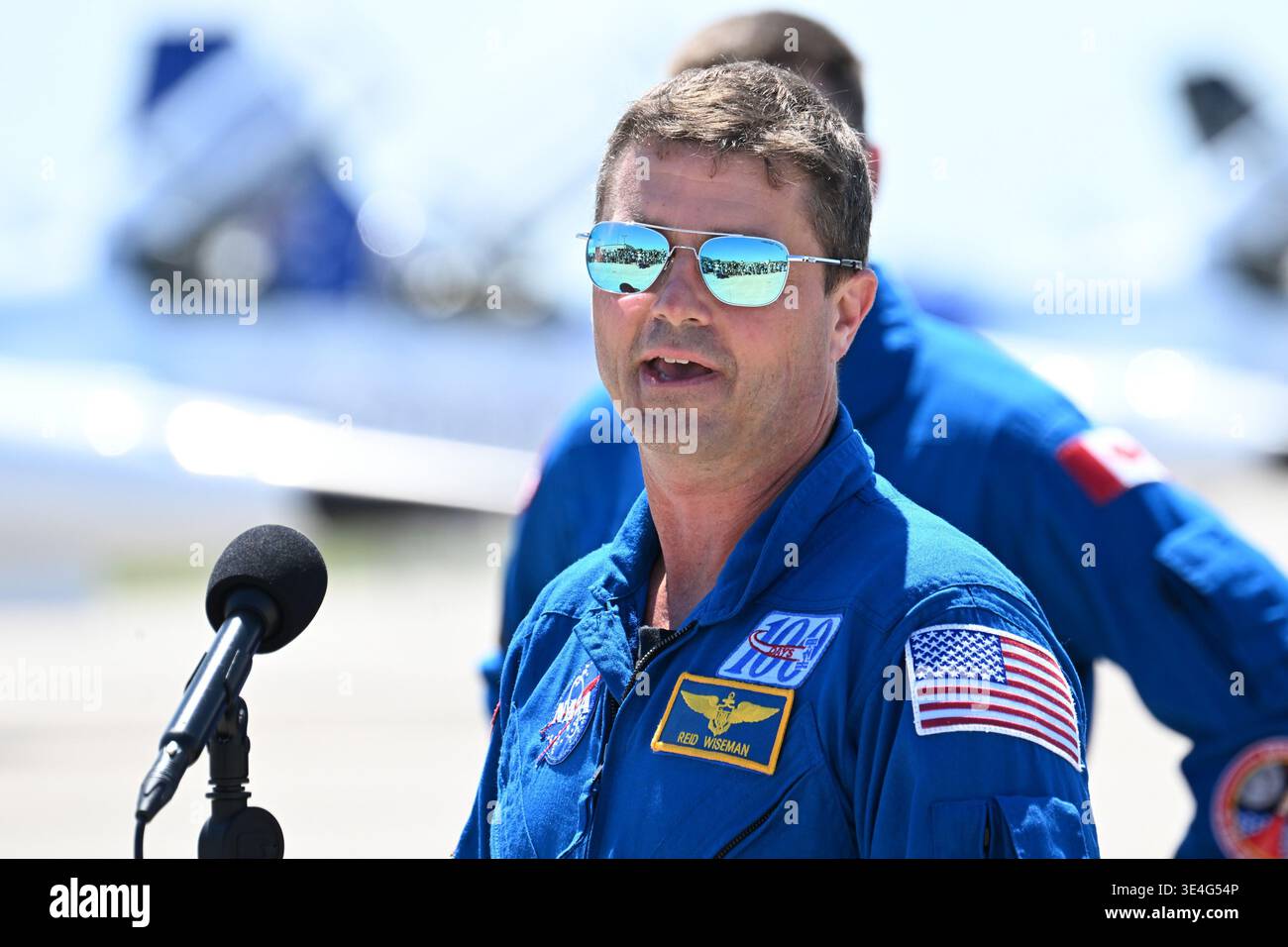 Der NASA-Astronaut und Kommandeur der Artemis-II-Mission Reid Wiseman spricht mit den Medien, nachdem er am Freitag, den 27. März 2026, im Kennedy Space Center in Florida angekommen ist. Wiseman wird die Artemis-II-Mission der NASA kommandieren, die zum Mond fliegen und ihn umrunden wird. Foto: Joe Marino/UPI Credit: UPI/Alamy Live News Stockfoto
