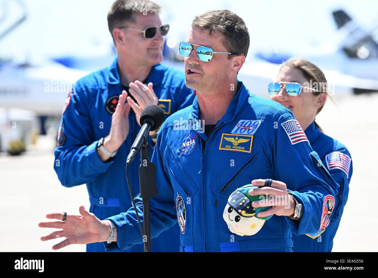 Der NASA-Astronaut und Kommandeur der Artemis-II-Mission Reid Wiseman spricht mit den Medien, nachdem er am Freitag, den 27. März 2026, im Kennedy Space Center in Florida angekommen ist. Wiseman wird die Artemis-II-Mission der NASA kommandieren, die zum Mond fliegen und ihn umrunden wird. Wiseman hält die Mission „Zero G“ Indicator namens „Rise“ Foto von Joe Marino/UPI Credit: UPI/Alamy Live News Stockfoto
