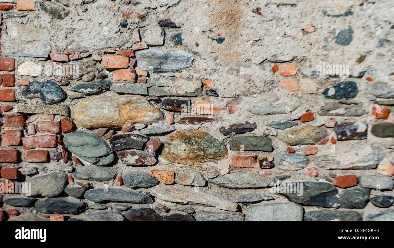 Historische rustikale Wand aus Steinen und Ziegeln, authentische architektonische Textur ideal für Design-Hintergründe, Restaurierungsthemen und Denkmalprojekte Stockfoto