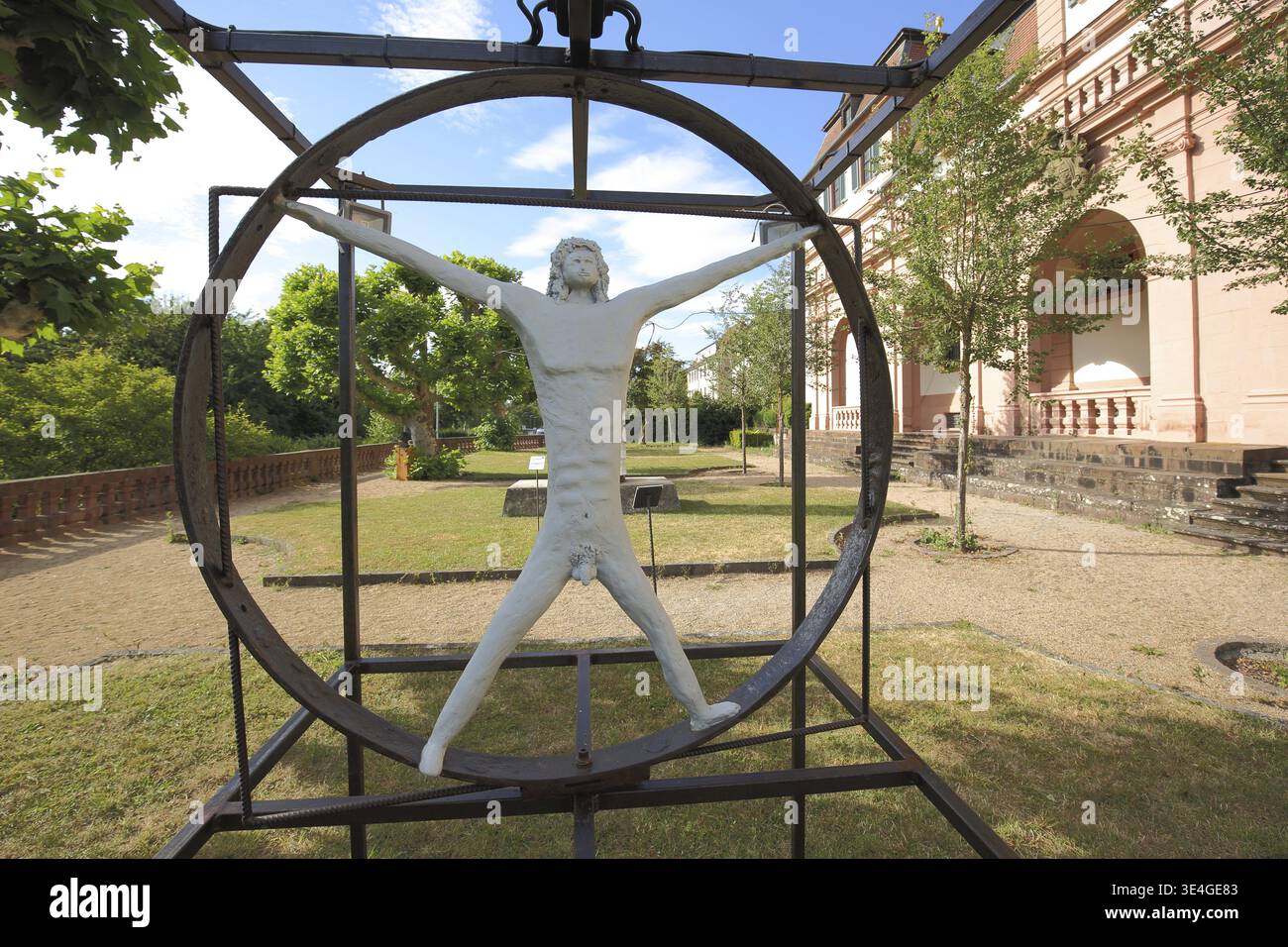 Vitruvian man Skulptur nach Leonardo da Vinci, moderne Kunst, Figur mit Kreis und ausgedehnten Armen und Beinen, lange Gliedmaßen, Metallstäbe, Rahmen, Keller c Stockfoto
