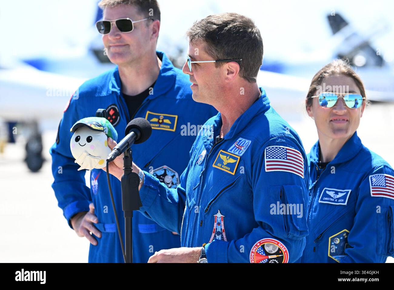 Der NASA-Astronaut und Kommandeur der Artemis-II-Mission, Reid Wiseman, zeigt den Medien den „Zero G“-Indikator der Mission, nachdem er am Freitag, den 27. März 2026, im Kennedy Space Center in Florida angekommen ist. Wiseman wird die Artemis-II-Mission der NASA kommandieren, die zum Mond fliegen und ihn umrunden wird. Foto: Joe Marino/UPI Credit: UPI/Alamy Live News Stockfoto