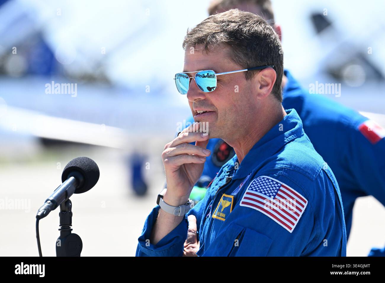 Der NASA-Astronaut und Kommandeur der Artemis-II-Mission, Reid Wiseman, erwägt einen Gedanken, als er mit den Medien spricht, nachdem er am Freitag, den 27. März 2026, im Kennedy Space Center in Florida angekommen ist. Wiseman wird die Artemis-II-Mission der NASA kommandieren, die zum Mond fliegen und ihn umrunden wird. Foto: Joe Marino/UPI Credit: UPI/Alamy Live News Stockfoto