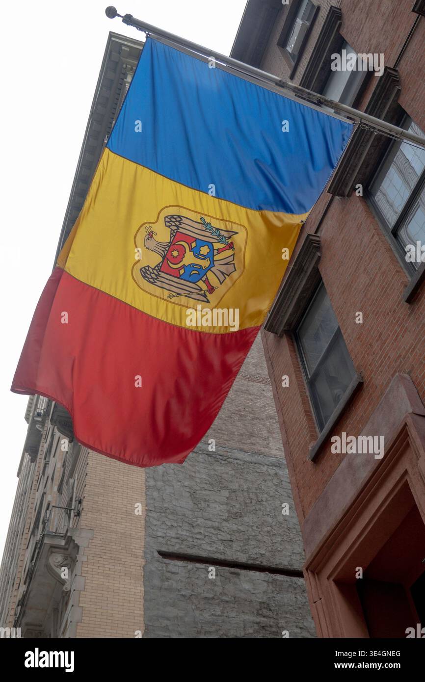 Flagge der Republik Moldau, ständige Vertretung in der Republik Moldau bei den Vereinten Nationen, 35 East 29th Street, NYC Stockfoto