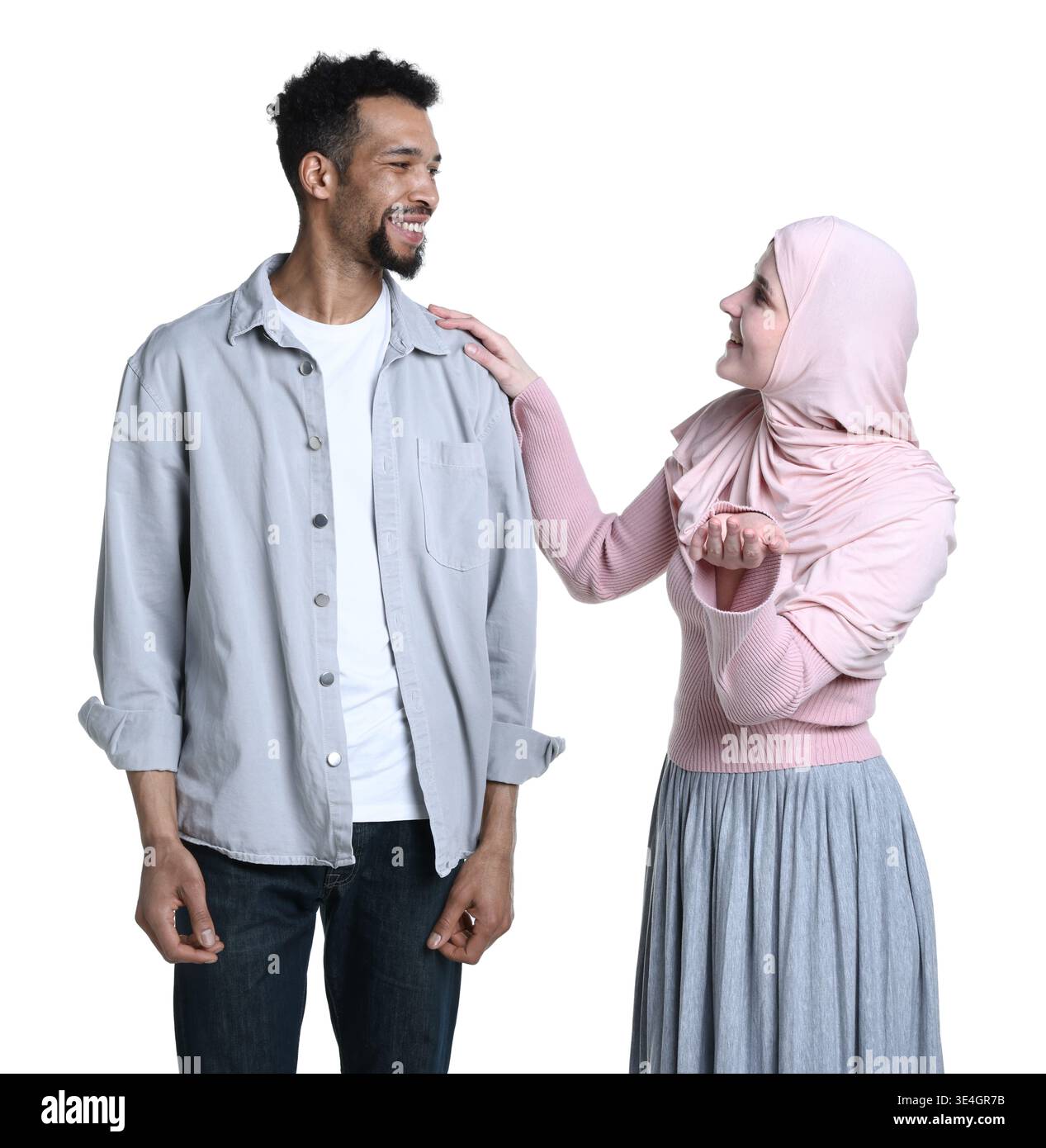 Glückliches muslimisches Paar, das sich auf weißem Hintergrund ansieht Stockfoto
