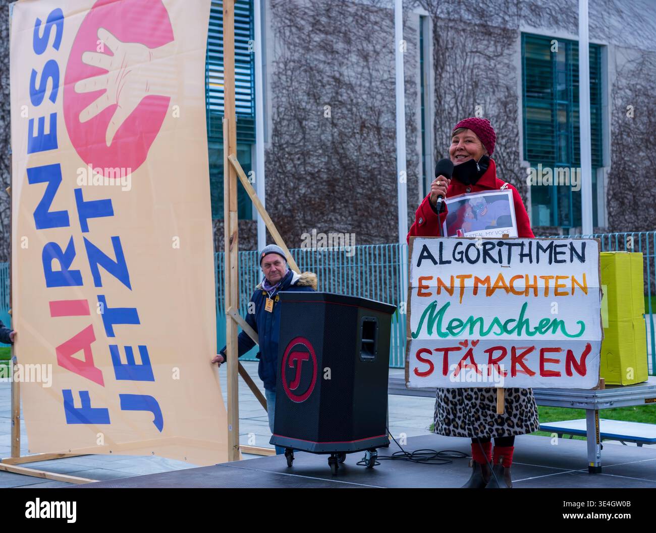 "Kunst vor KI" protestiert am 27. März 2026 in Berlin Mitte im Bundeskanzleramt. Stockfoto