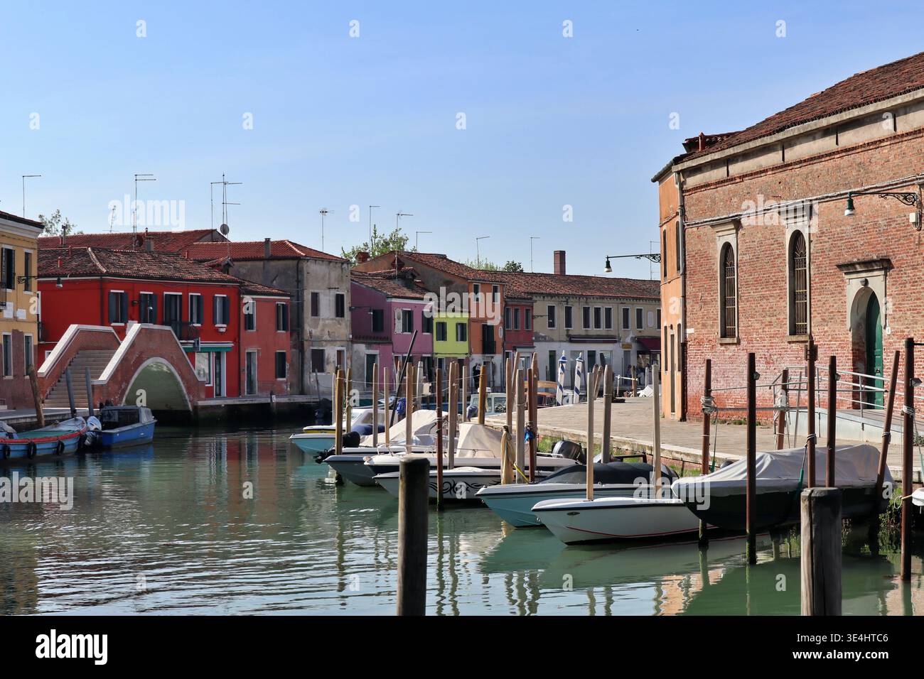 Ponte San Martino (Brücke von San Martino) und Canale di San Donato (Kanal von San Donato) in Murano, Italien Stockfoto