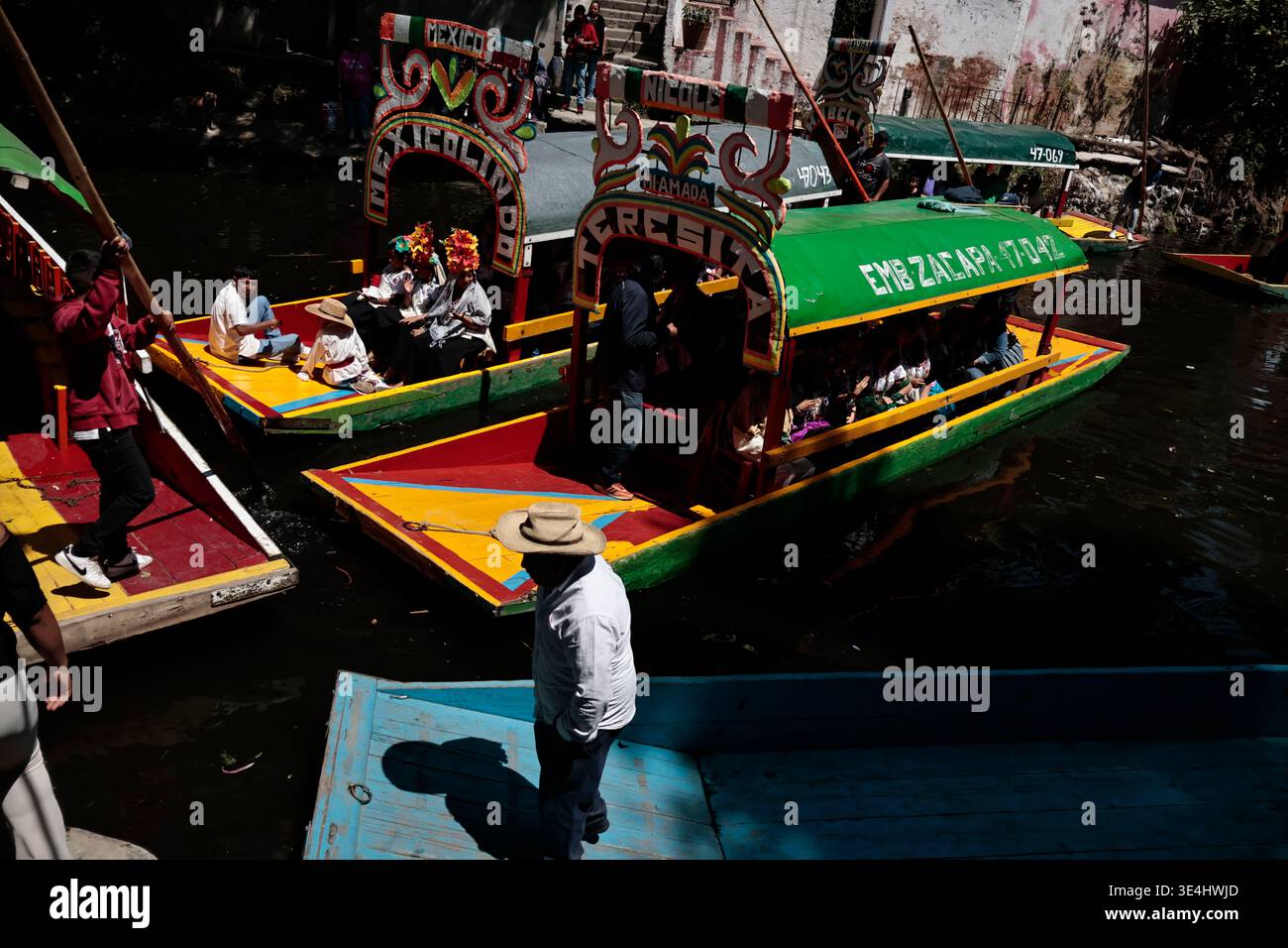 Am 27. März 2026 in Mexiko-Stadt in der Region Xochimilco, feierten sie die „schönste Blume des Ejido“, ein einzigartiges und traditionelles fest im Osten von Mexiko-Stadt. Die Teilnehmer wurden auf Trajineras (traditionelle Boote) entlang der Kanäle von Xochimilco und zwischen seinen Chinampas (schwimmende Gärten) gebracht. Jedes Jahr wird ein anderes Land eingeladen, Solidarität, Unterstützung und Respekt zu zeigen. Dieses Jahr wurde Kuba eingeladen, vertreten durch seinen Botschafter, Eugenio Martinez Enrique Stockfoto