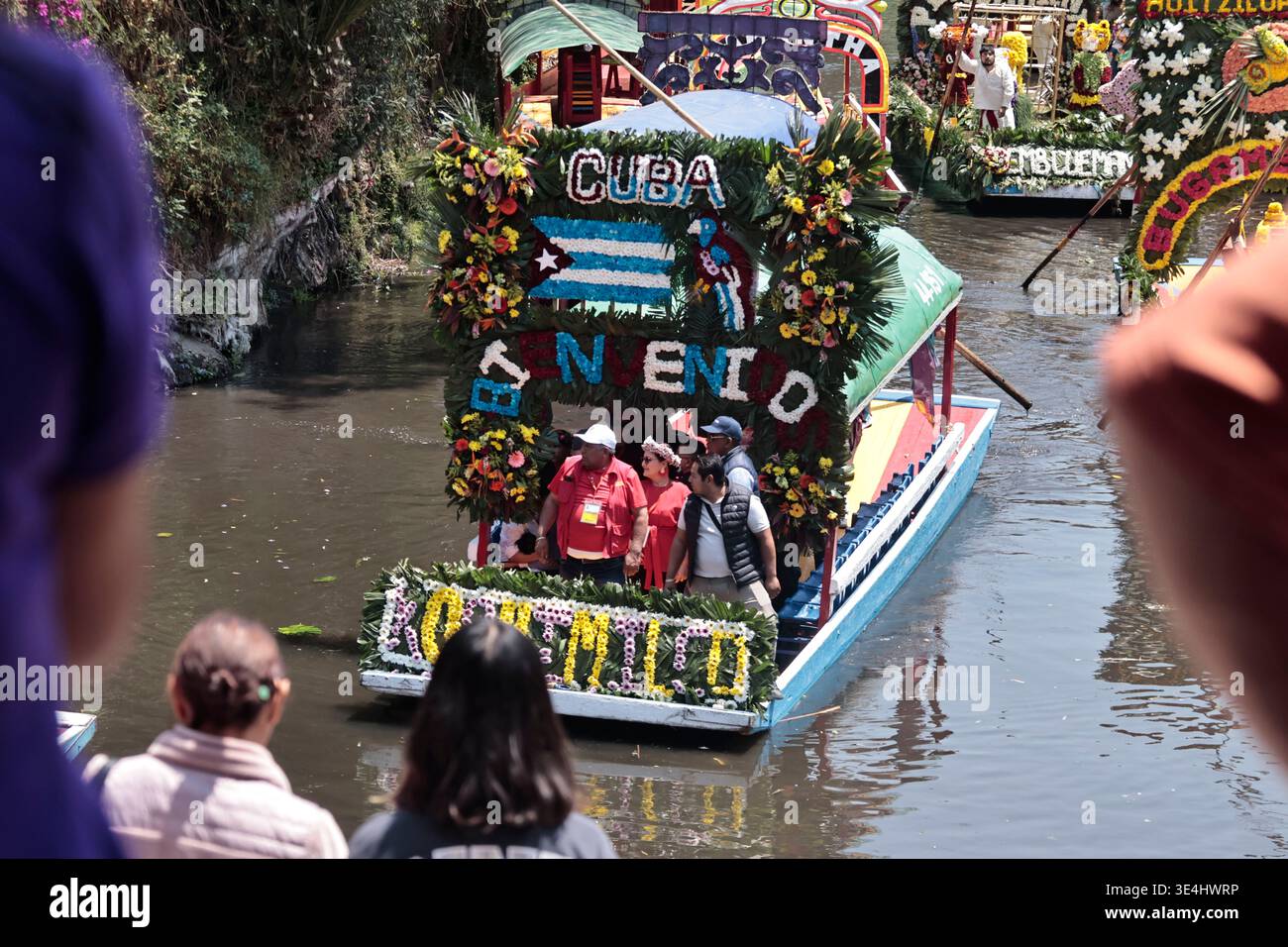 Die Region Xochumilco lud den kubanischen Botschafter ein und schmückte die Trajinera (ein traditionelles kubanisches Boot) mit der kubanischen Flagge, so dass Botschafter Eugenio Martinez Enriquez am 27. März 2026 die prähispanischen Kanäle dieser südlichen Region in Mexiko-Stadt besichtigen konnte. In der Region Xochimilco feierten sie die „schönste Blume des Ejido“, ein einzigartiges und traditionelles Festival im östlichen Teil von Mexiko-Stadt. Die Teilnehmer wurden auf Trajineras (traditionelle Boote) entlang der Kanäle von Xochimilco und zwischen seinen Chinampas (schwimmende Gärten) gebracht. Jedes Jahr wird ein anderes Land zur Vorstellung eingeladen Stockfoto