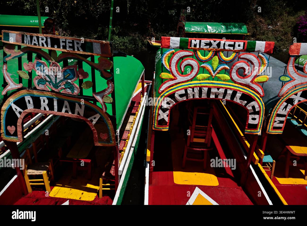 Am 27. März 2026 in Mexiko-Stadt in der Region Xochimilco, feierten sie die „schönste Blume des Ejido“, ein einzigartiges und traditionelles fest im Osten von Mexiko-Stadt. Die Teilnehmer wurden auf Trajineras (traditionelle Boote) entlang der Kanäle von Xochimilco und zwischen seinen Chinampas (schwimmende Gärten) gebracht. Jedes Jahr wird ein anderes Land eingeladen, Solidarität, Unterstützung und Respekt zu zeigen. Dieses Jahr wurde Kuba eingeladen, vertreten durch seinen Botschafter, Eugenio Martinez Enrique Stockfoto