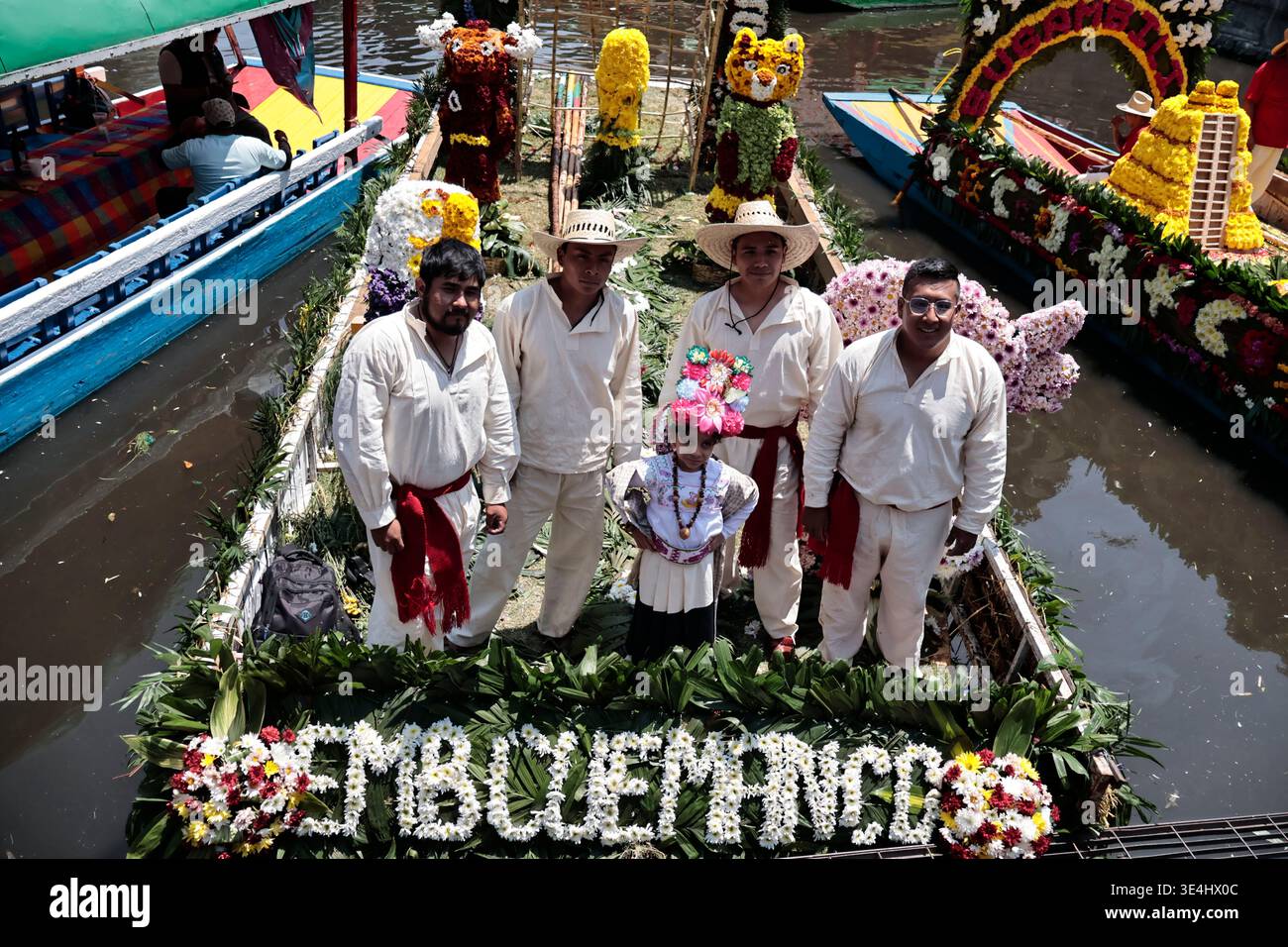 Am 27. März 2026 in Mexiko-Stadt in der Region Xochimilco, feierten sie die „schönste Blume des Ejido“, ein einzigartiges und traditionelles fest im Osten von Mexiko-Stadt. Die Teilnehmer wurden auf Trajineras (traditionelle Boote) entlang der Kanäle von Xochimilco und zwischen seinen Chinampas (schwimmende Gärten) gebracht. Jedes Jahr wird ein anderes Land eingeladen, Solidarität, Unterstützung und Respekt zu zeigen. Dieses Jahr wurde Kuba eingeladen, vertreten durch seinen Botschafter, Eugenio Martinez Enrique Stockfoto