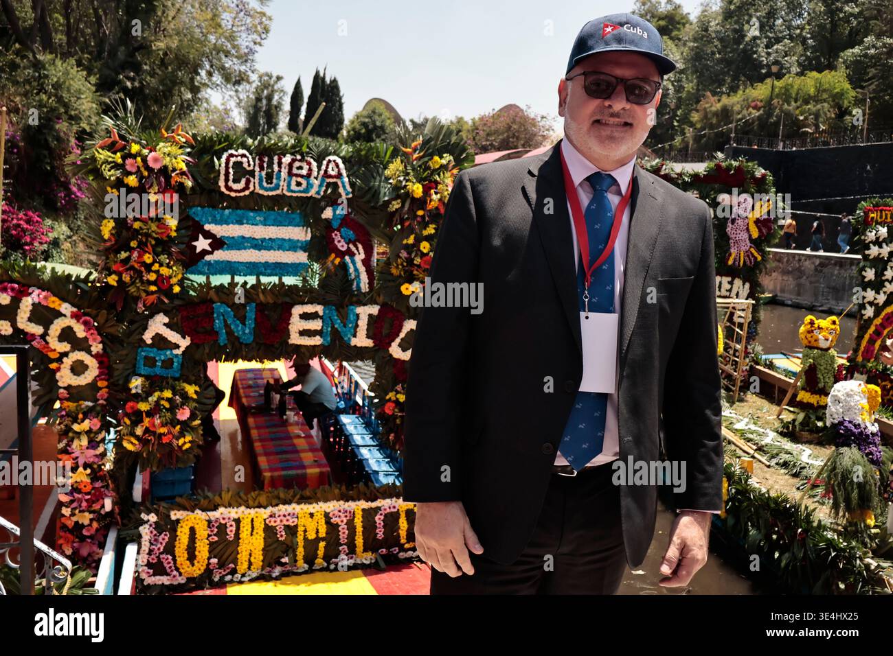 Die Region Xochumilco lud den kubanischen Botschafter ein und schmückte die Trajinera (ein traditionelles kubanisches Boot) mit der kubanischen Flagge, so dass Botschafter Eugenio Martinez Enriquez am 27. März 2026 die prähispanischen Kanäle dieser südlichen Region in Mexiko-Stadt besichtigen konnte. In der Region Xochimilco feierten sie die „schönste Blume des Ejido“, ein einzigartiges und traditionelles Festival im östlichen Teil von Mexiko-Stadt. Die Teilnehmer wurden auf Trajineras (traditionelle Boote) entlang der Kanäle von Xochimilco und zwischen seinen Chinampas (schwimmende Gärten) gebracht. Jedes Jahr wird ein anderes Land zur Vorstellung eingeladen Stockfoto