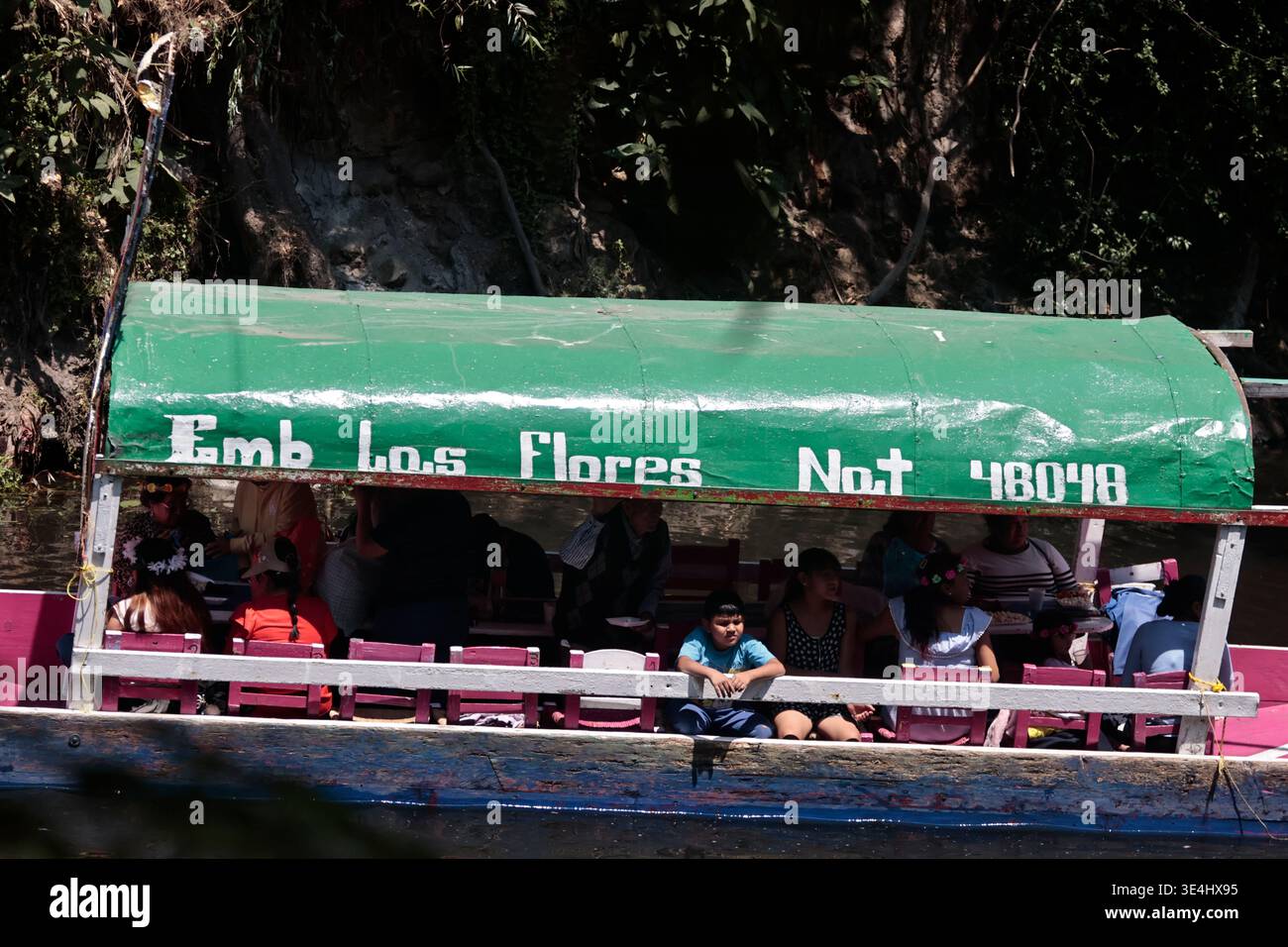 In der Region Xochimilco feierten sie die „schönste Blume des Ejido“, ein einzigartiges und traditionelles Festival im östlichen Teil von Mexiko-Stadt. Die Teilnehmer wurden auf Trajineras (traditionelle Boote) entlang der Kanäle von Xochimilco und zwischen seinen Chinampas (schwimmende Gärten) gebracht. Jedes Jahr wird ein anderes Land eingeladen, Solidarität, Unterstützung und Respekt zu zeigen. Dieses Jahr wurde Kuba eingeladen, vertreten durch seinen Botschafter, Eugenio Martinez Enriquez, der seine Dankbarkeit für die Einladung und für die mit Blumen geschmückte Trajinera, die die kubanische Flagge bildete, zum Ausdruck brachte. (Foto: Josue Pérez/N Stockfoto
