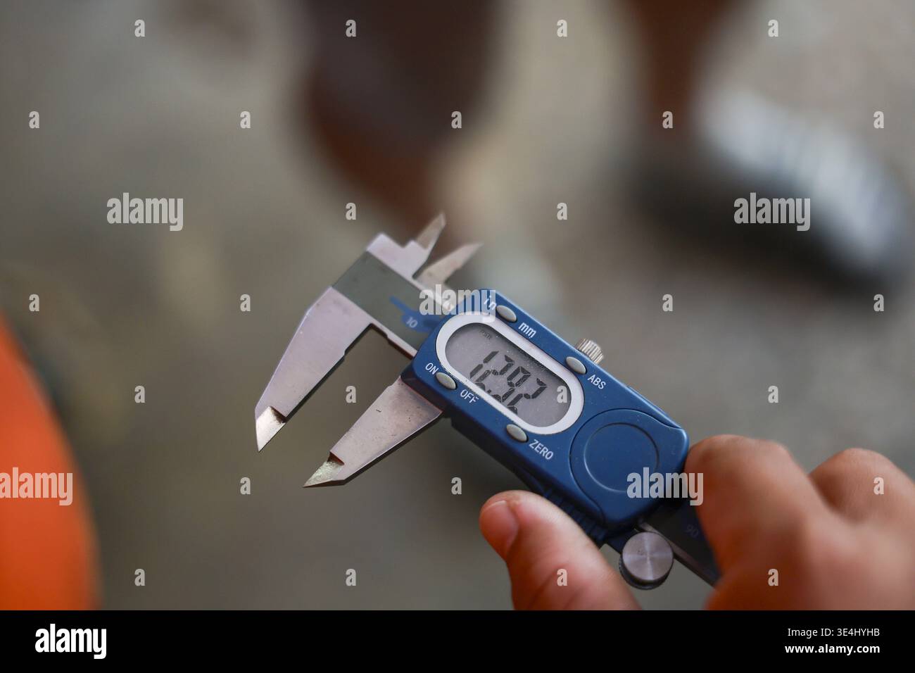Digitales Messgerät mit Nahaufnahme-Hand für präzise Detailarbeiten mit fokussiertem Einsatz in der technischen Fertigung Stockfoto