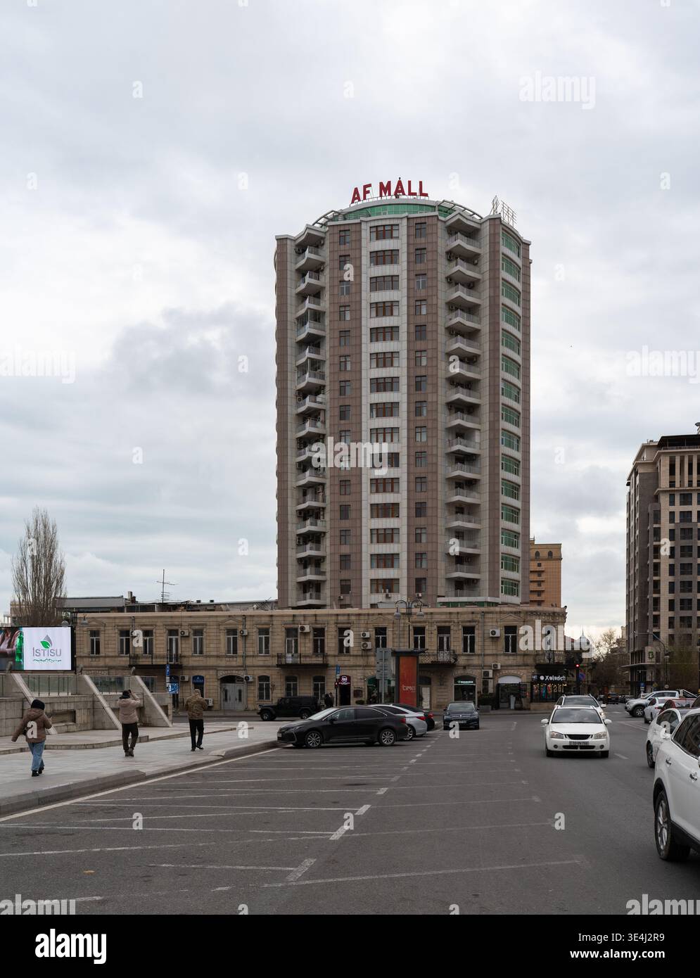 Baku, Aserbaidschan - Januar 2026: Außenansicht des AF Mall-Gebäudes und Stadtverkehr auf der Samad Vurgun-Straße an einem Wintertag Stockfoto