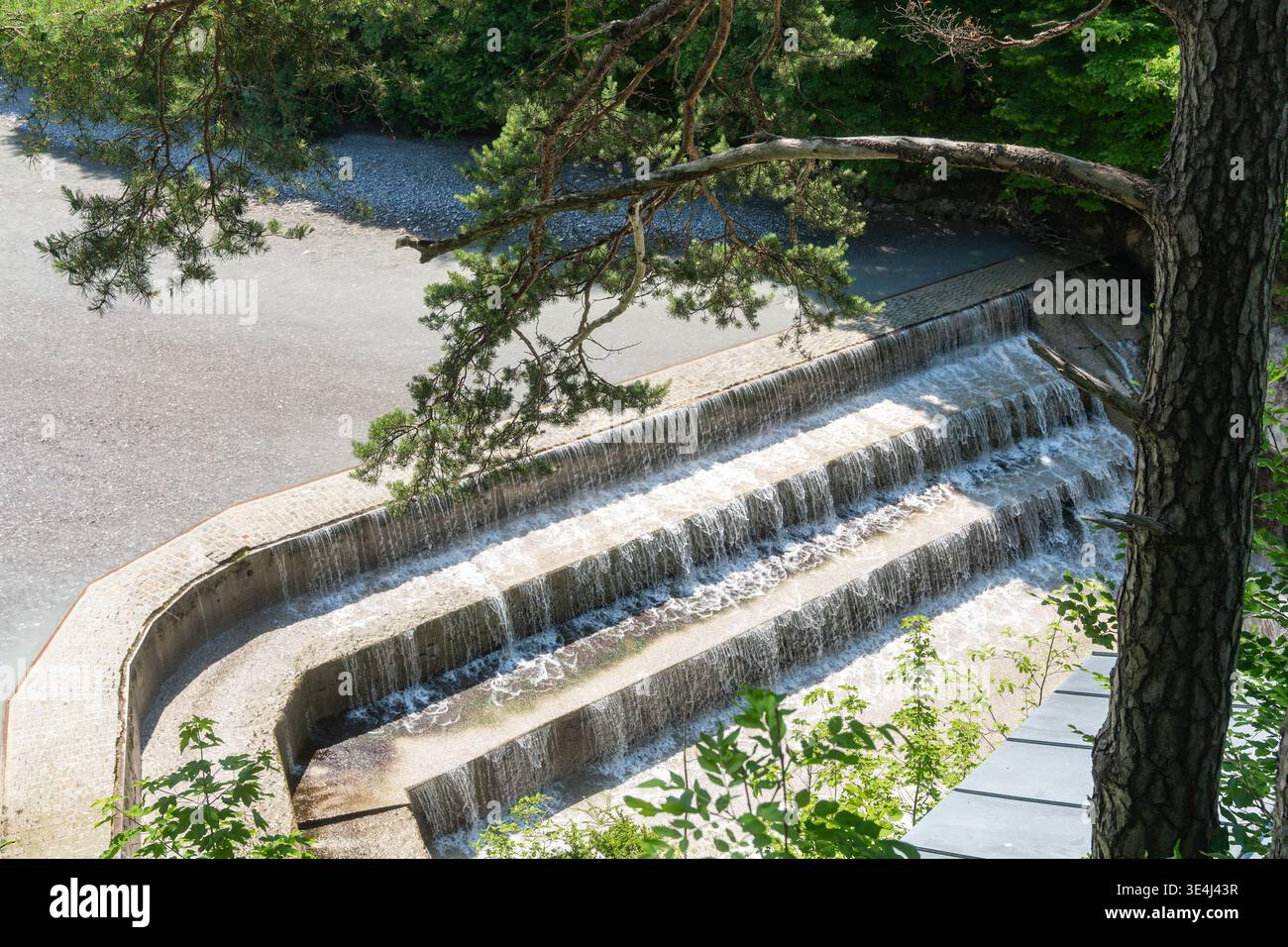 Kleiner Damm mit fließendem Wasser in natürlicher Umgebung. Wasserwirtschaft, Flusskontrolle und Umweltkonzept in der Natur Stockfoto