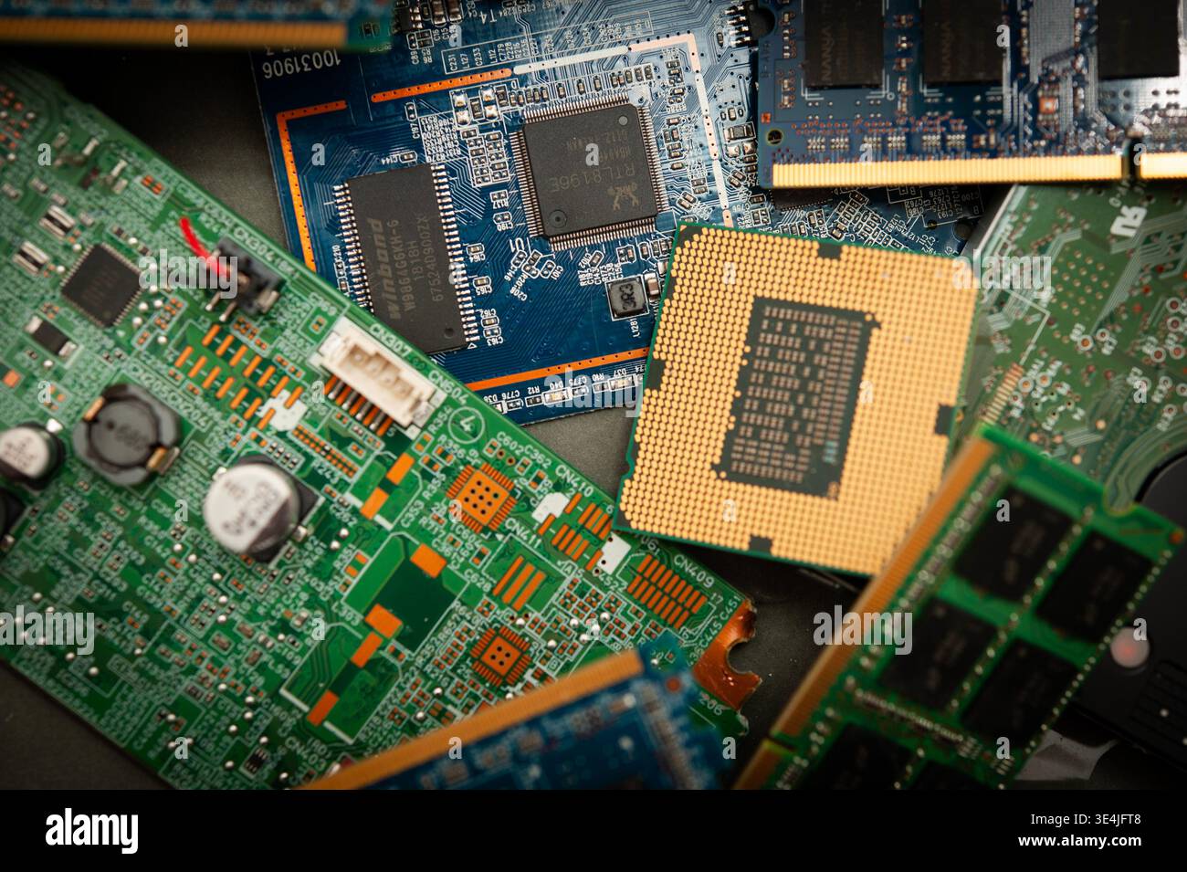Nahaufnahme von Hardware-Komponenten, einschließlich CPU und Leiterplatten, zur Veranschaulichung der modernen Technologie und Elektroniktechnik Stockfoto