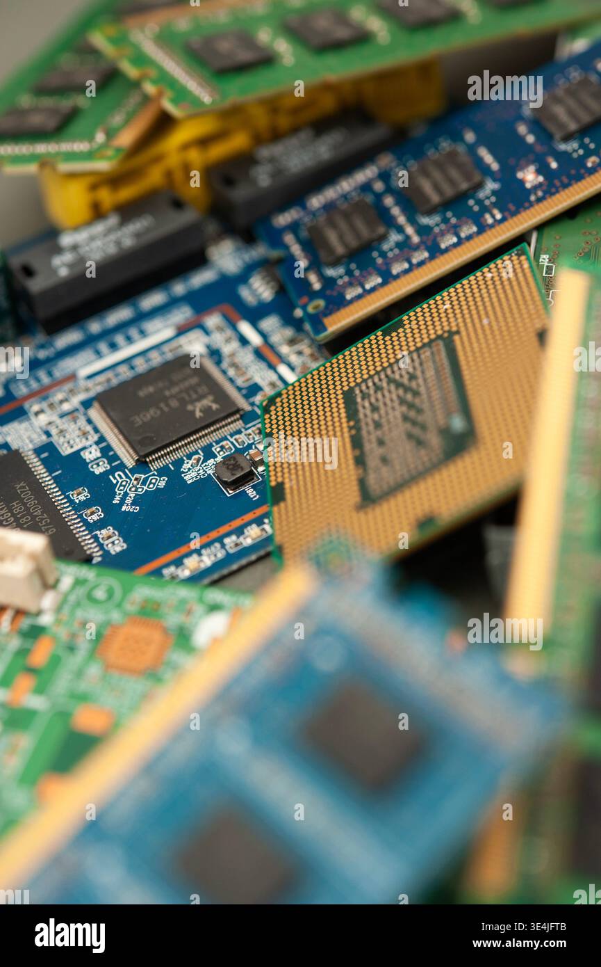 Nahaufnahme von Hardware-Komponenten, einschließlich CPU und Leiterplatten, zur Veranschaulichung der modernen Technologie und Elektroniktechnik Stockfoto
