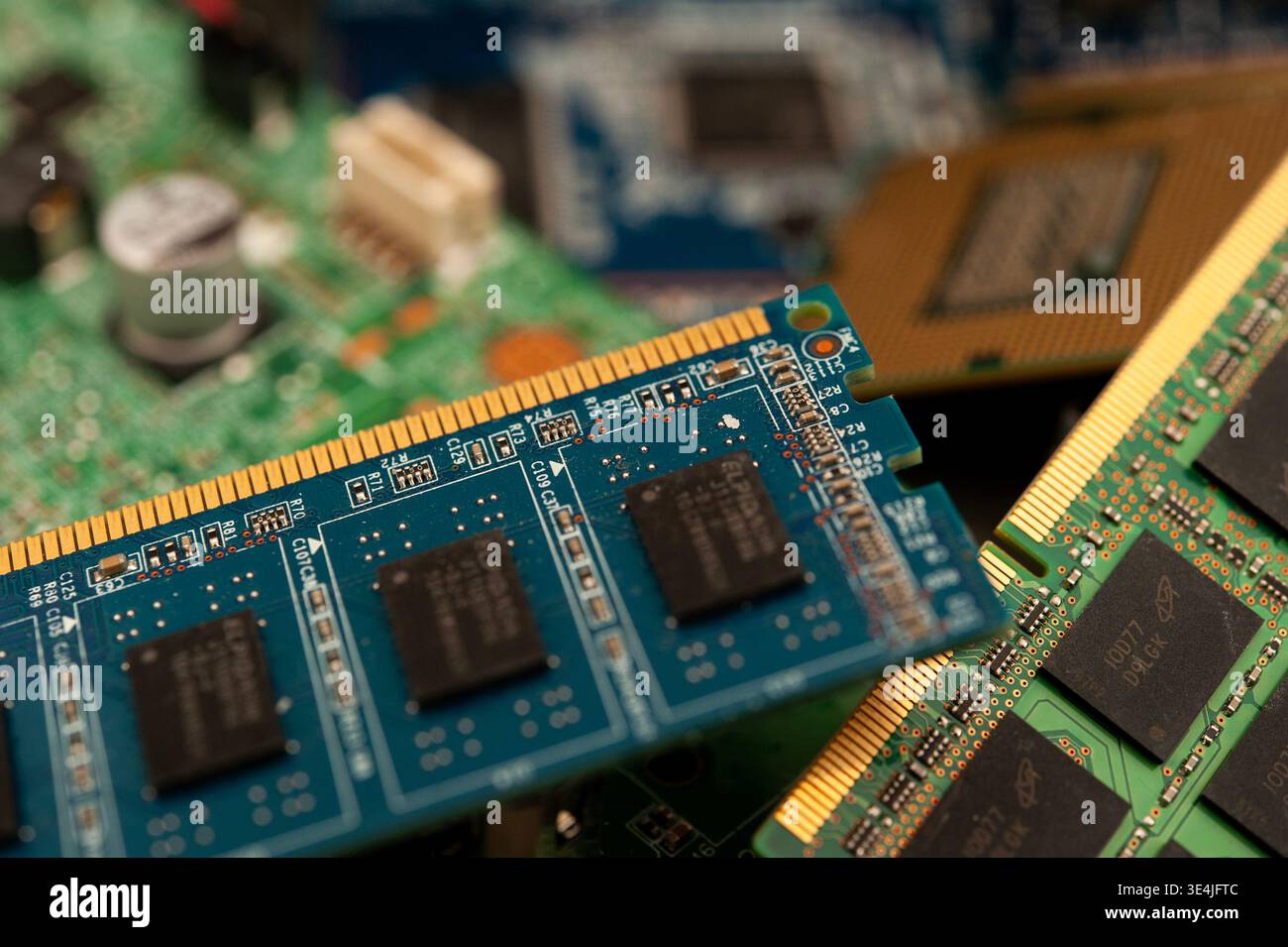 Nahaufnahme von Hardware-Komponenten, einschließlich CPU und Leiterplatten, zur Veranschaulichung der modernen Technologie und Elektroniktechnik Stockfoto