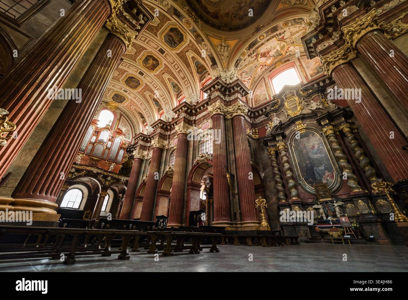 Posen, Polen - 07. Juli 2023: Das Innere Der Basilika St. Peter Und St. Paul In Posen Zeigt Beeindruckende Architektur Und Design Stockfoto