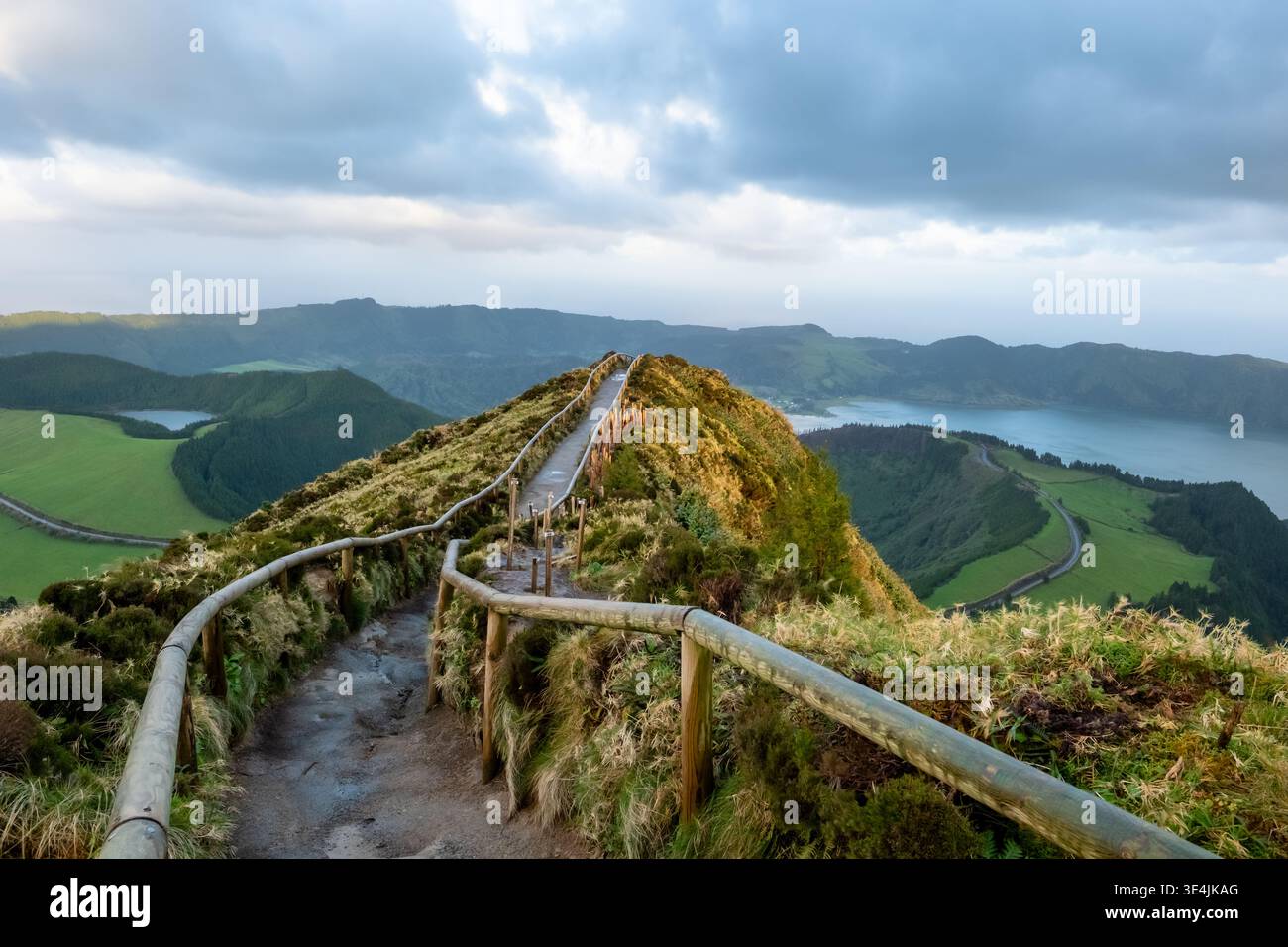 Sonnenuntergang Über Den Vulkankämmen Von Sete Cidades Stockfoto