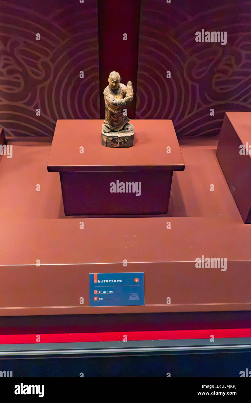 Quanzhou Fujian China-14. August 2025: Gemalte Holzstatue einer weiblichen Musikgottheit im China Museum der Fujian-Taiwan-Verwandtschaft. Stockfoto