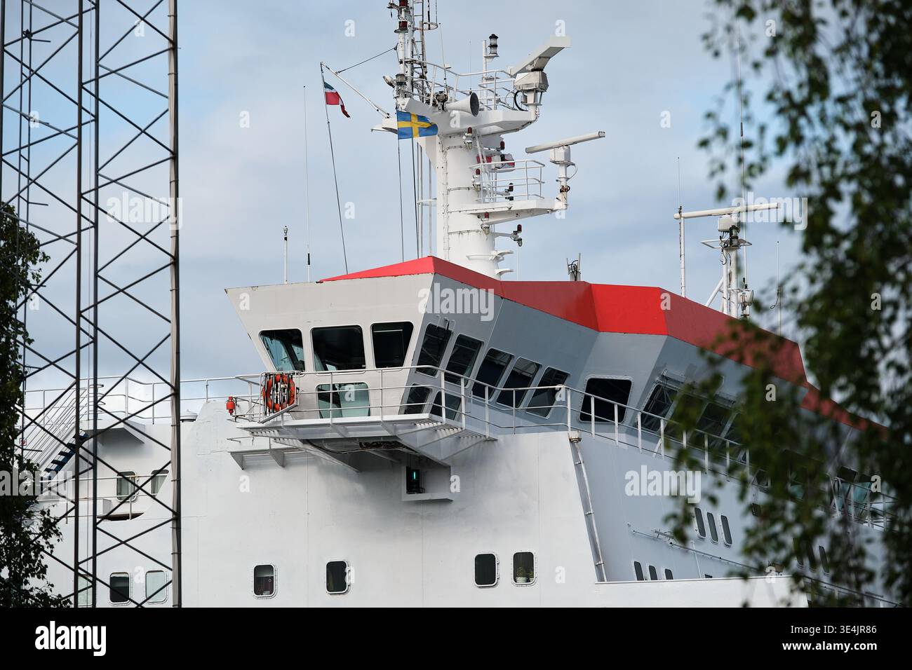 Eine große Schiffsbrücke mit einem rot-weißen Oberdeck. Nynashamn, Stockholmer County, Schweden, 11. Juni 2025. Stockfoto