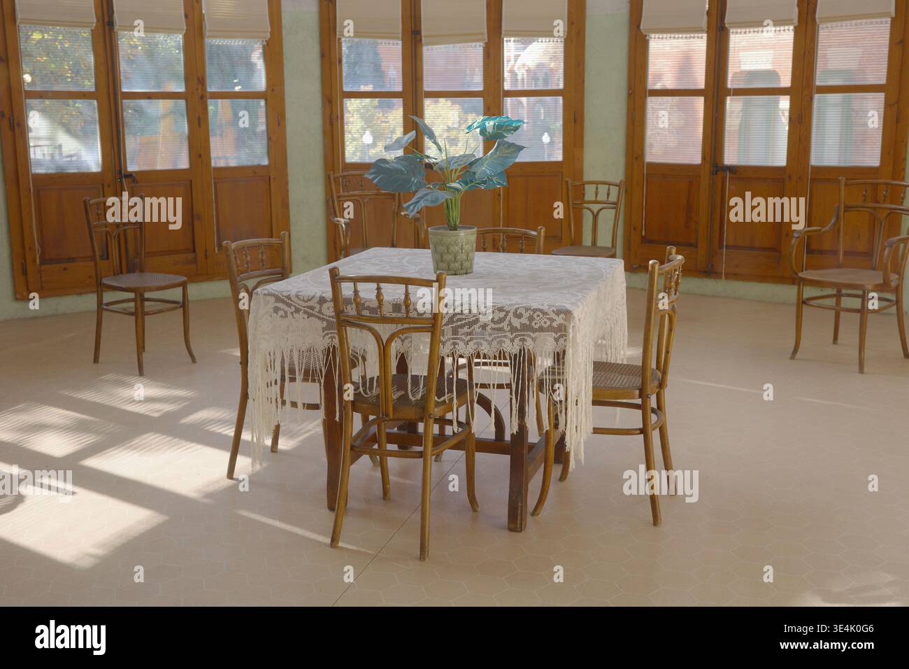 Restaurierter Raum mit Thonet Bugholzstühlen und Spitzentisch in einem sonnendurchfluteten Jugendstilpavillon in der Recinte Modernista de Sant Pau Stockfoto