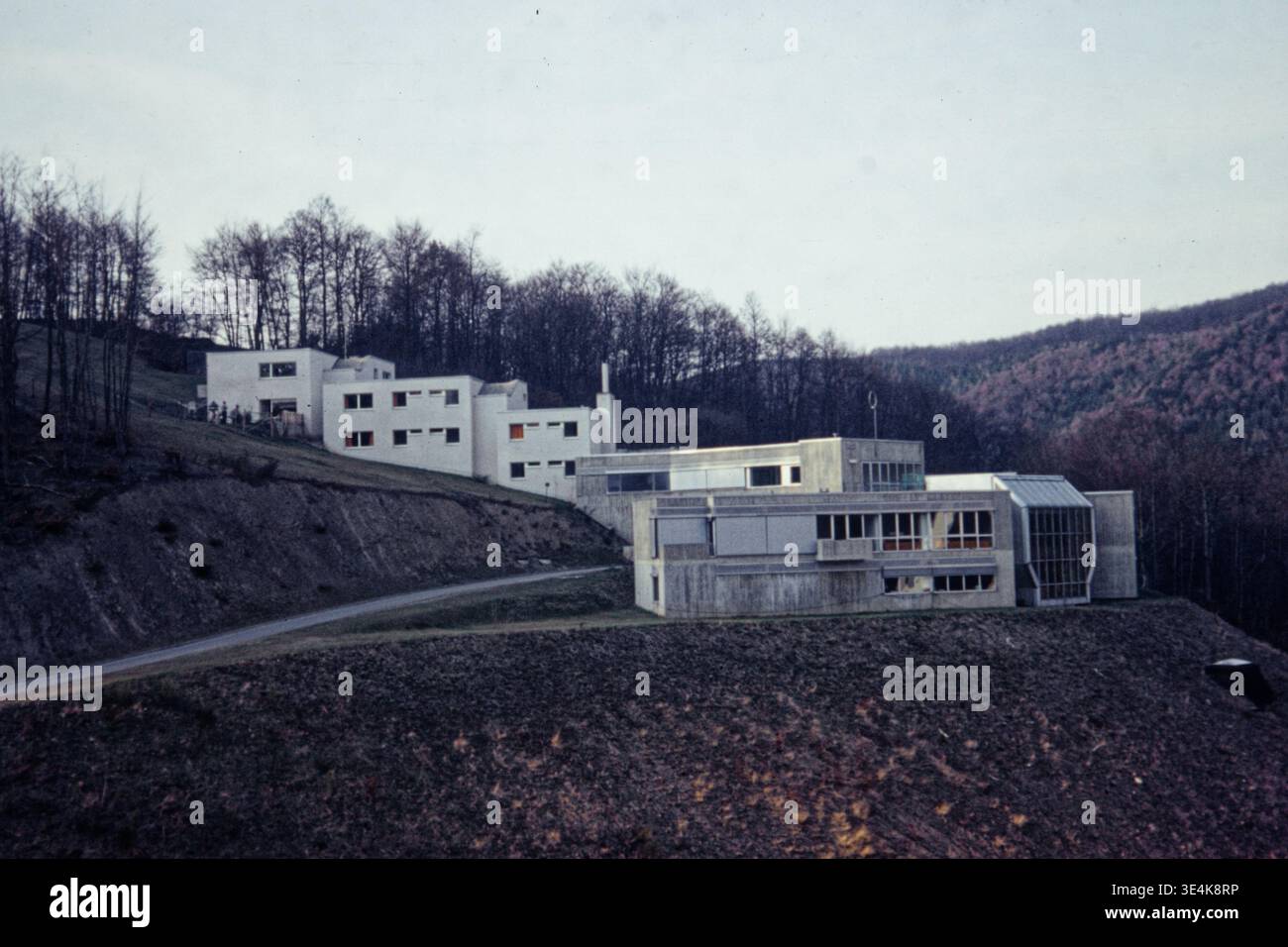 Die Leitstation des Radioteleskops steht im Jahr 1970 in Effelsberg, Nordrhein-Westfalen, umgeben von einer malerischen Landschaft Stockfoto