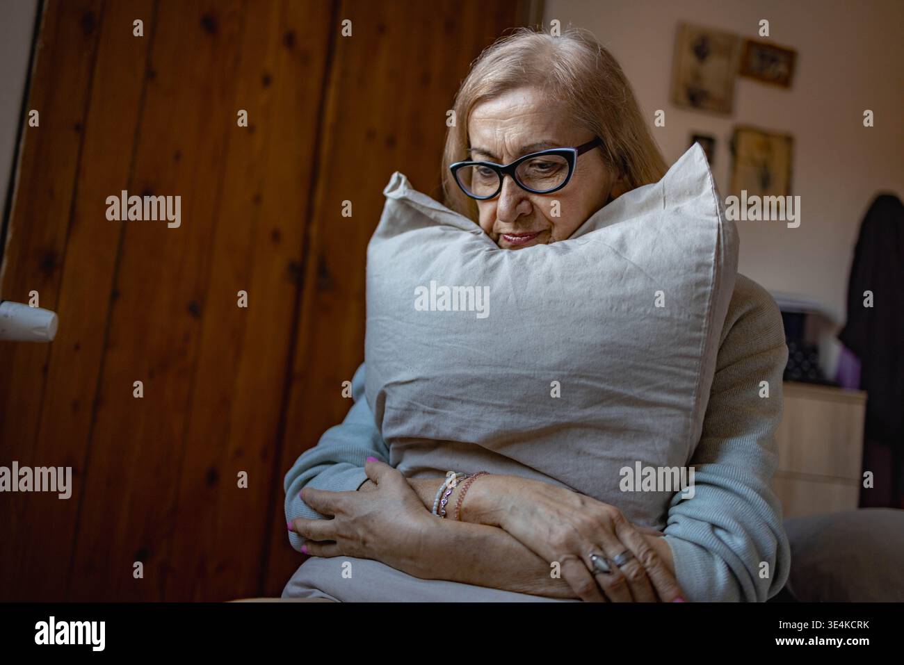 Seniorin fühlt sich zu Hause traurig und einsam Stockfoto