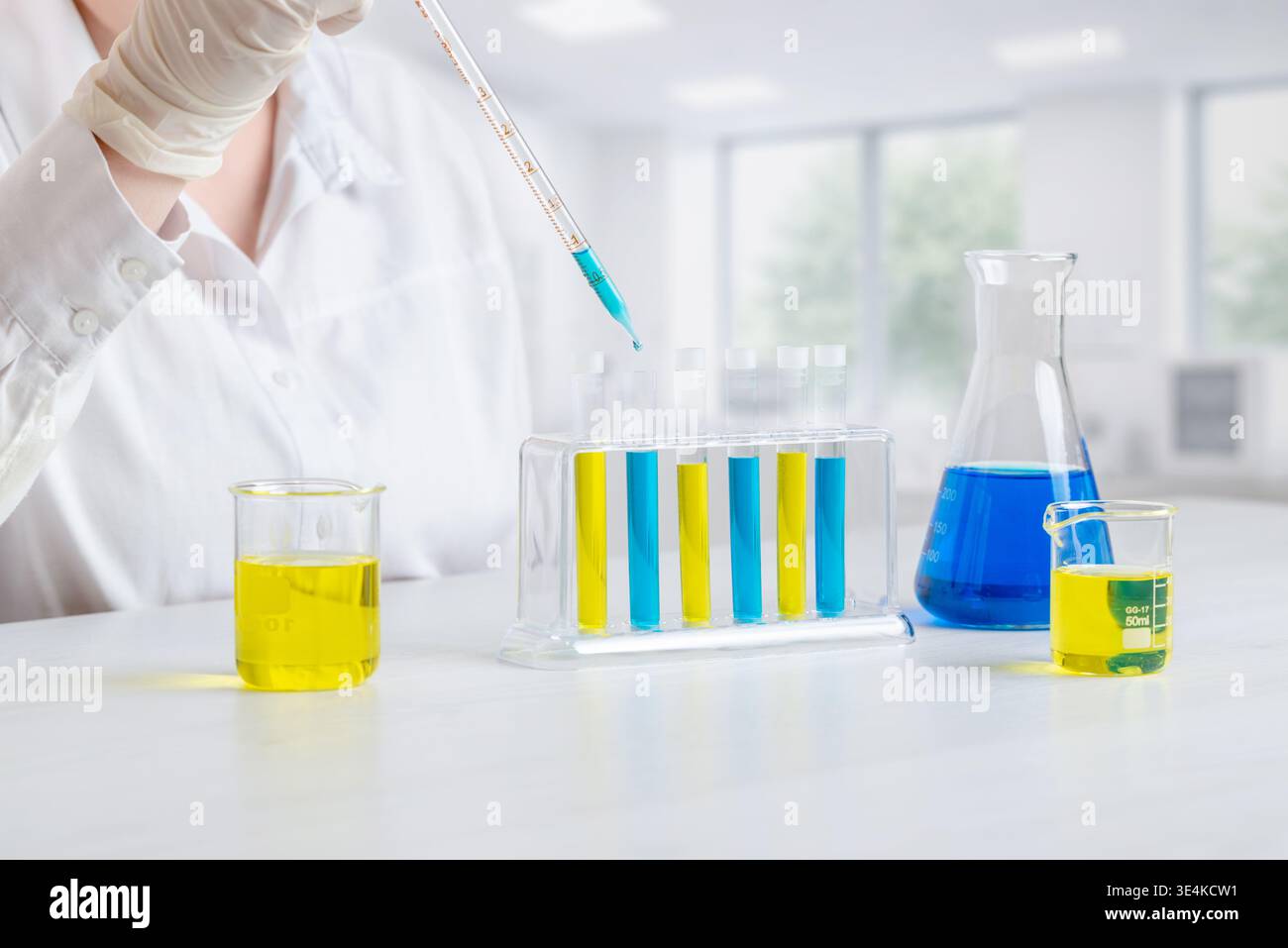 Wissenschaftler, der chemische Experimente mit bunten Flüssigkeiten in Reagenzgläsern, Laborforschung und wissenschaftlichen Testumgebungen durchführt Stockfoto