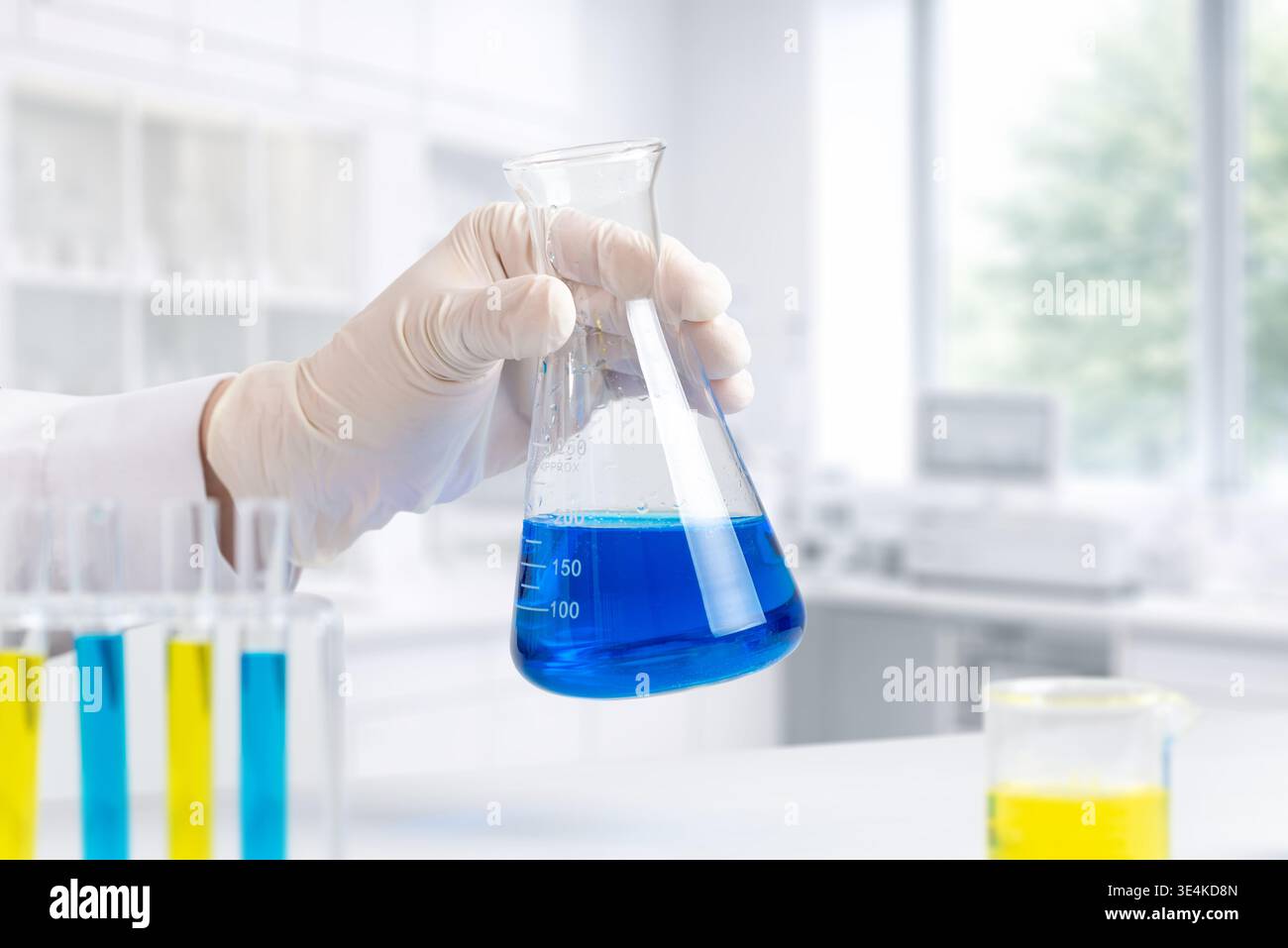 Wissenschaftler mit blauer Flüssigkeit im Labor, im chemischen Experiment und in der wissenschaftlichen Forschungsumgebung Stockfoto