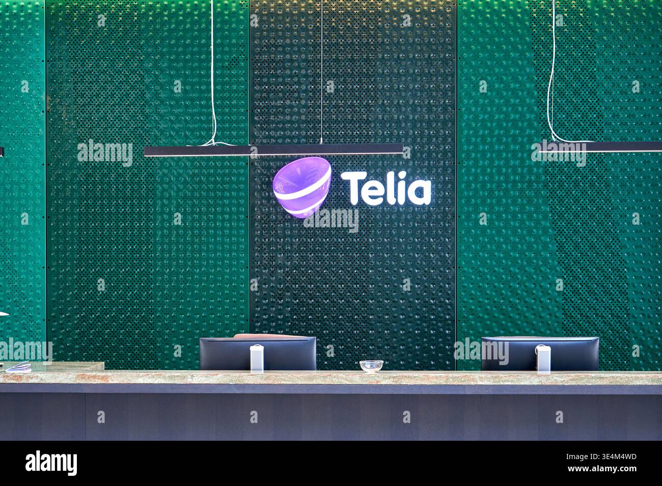 Moderne Rezeption oder Service-Theke mit Telia Telekommunikation Branding. Die Abbildung zeigt einen schlanken Zähler mit zwei Computern Stockfoto