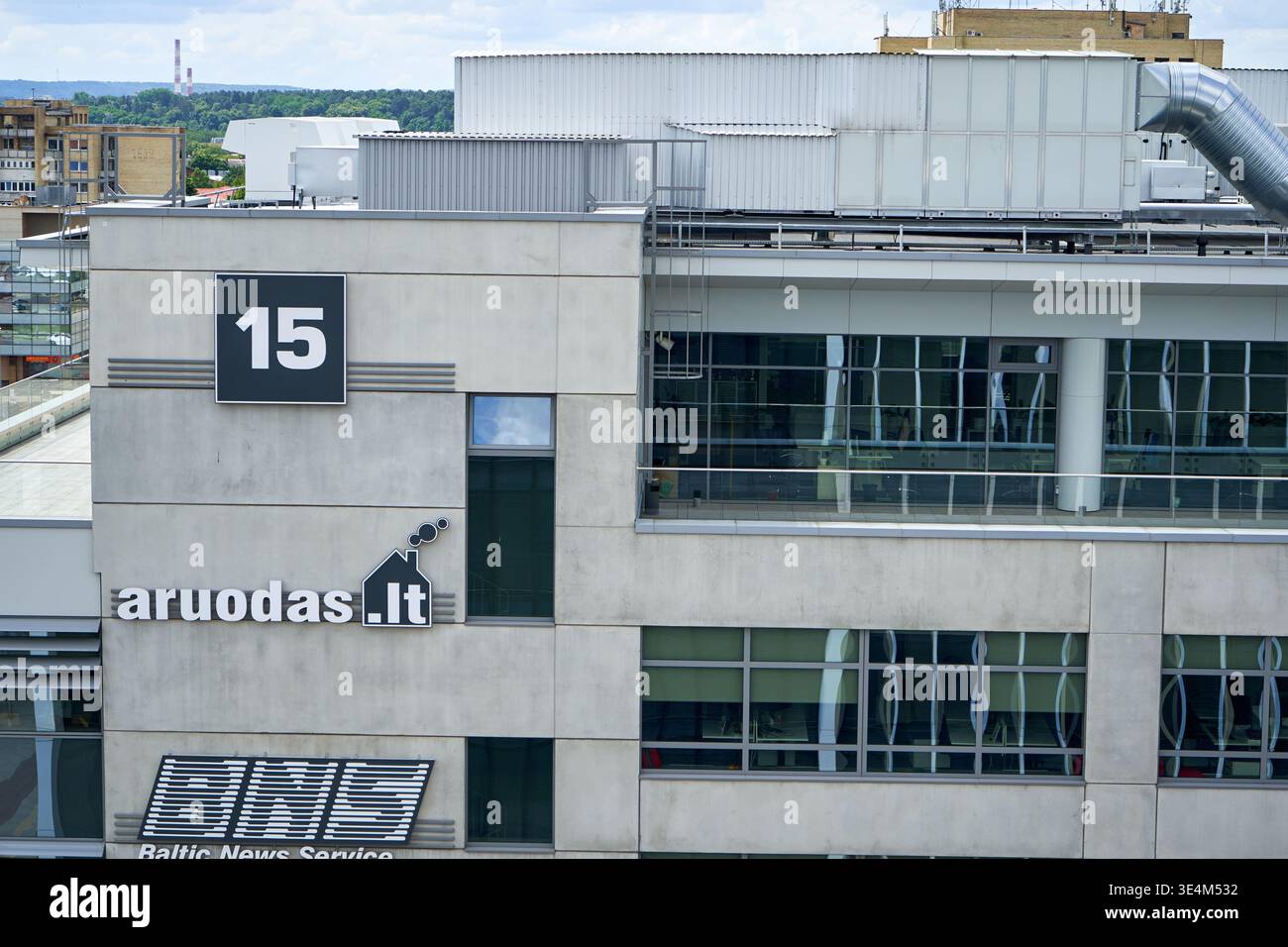 Außenansicht eines modernen Bürogebäudes mit markanter Beschilderung einschließlich der Nummer „15“, „aruodas.lt“ (litauische Immobilien) Stockfoto