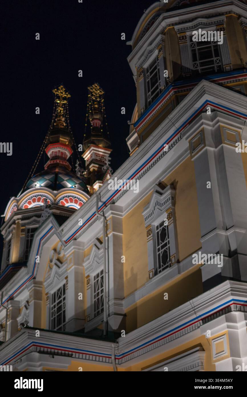Atemberaubende architektonische Schönheit bei Nacht: Ein lebendiges Gebäude mit bunten Details und majestätischen Türmen Stockfoto