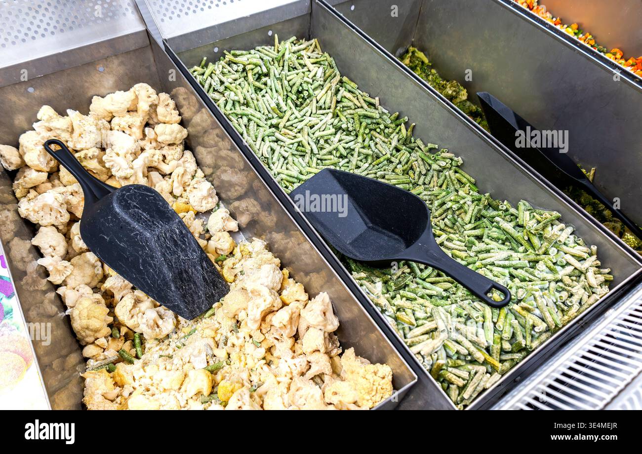 Gefrorenes Gemüse wird im Supermarkt verkauft. Ein gutes Naturprodukt für schnelles Kochen köstlicher Speisen. Bequemlichkeit und Fertiggerichte Stockfoto