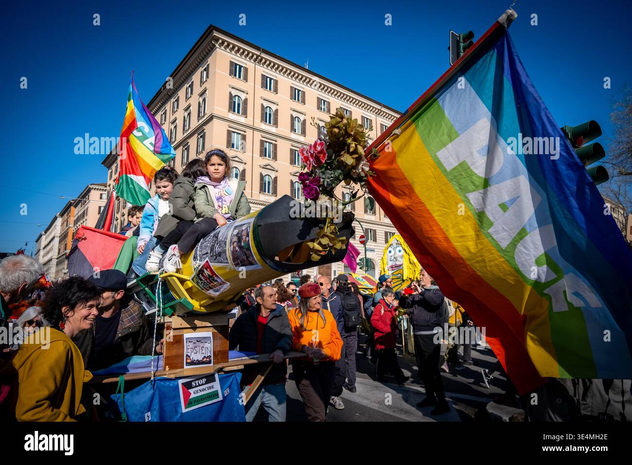 Rom, Rm, Italien. März 2026. Tausende aus dem ganzen Land versammeln sich in Rom, um sich dem No Kings Italy march anzuschließen. Die Menge durchquert die Stadt und protestiert gegen Könige und ihre Kriege: Den Premierminister, den Angriff auf die Justiz, die Verweigerung des Demonstrationsrechts und die Massenabschiebung von Migranten. (Kreditbild: © Marco Di Gianvito/ZUMA Press Wire) NUR REDAKTIONELLE VERWENDUNG! Nicht für kommerzielle ZWECKE! Stockfoto