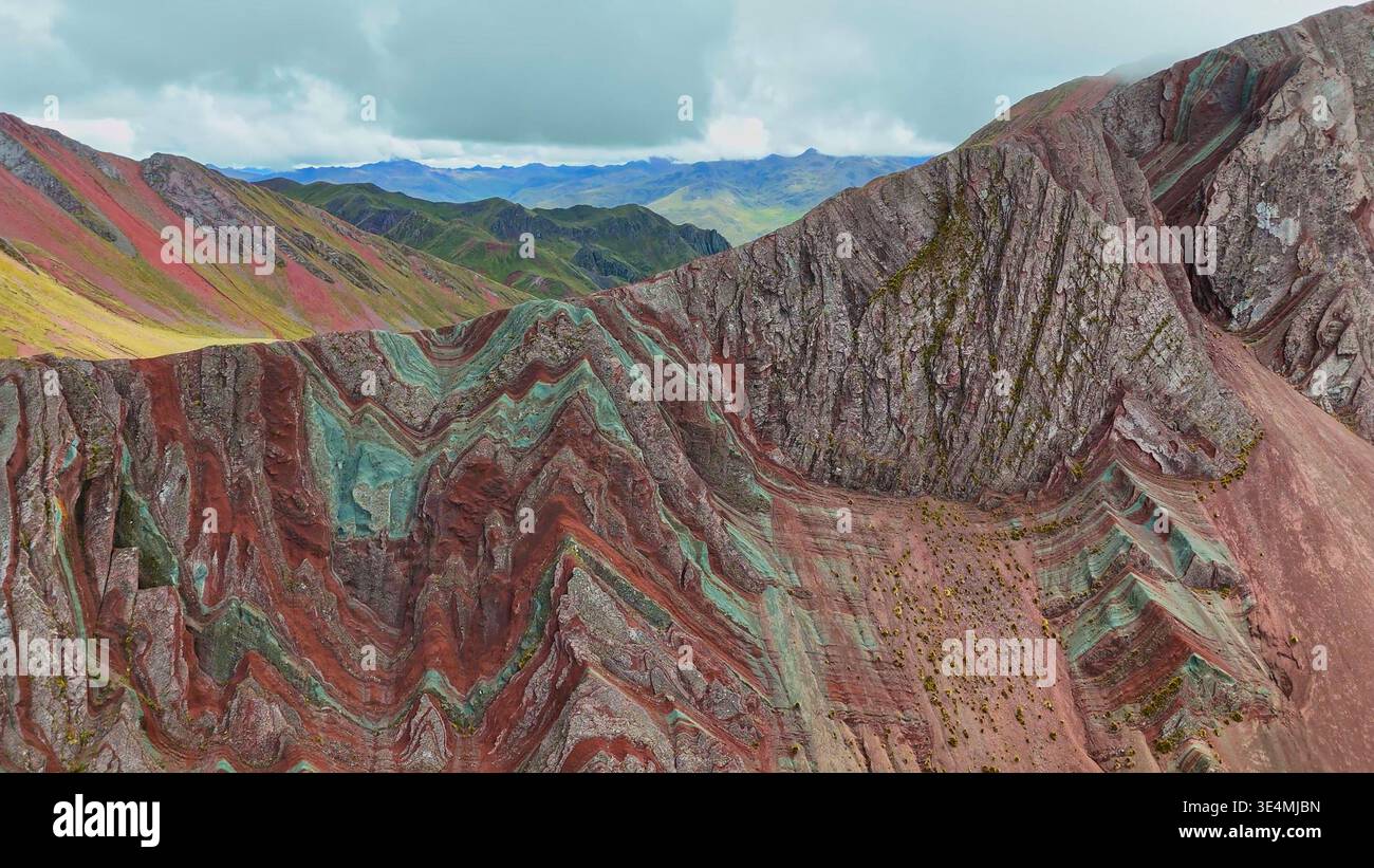 Die anderen Rainbow Mountains in der Nähe von Cusco, Perumysticalcolorfulreduniquewatergebirge rockcuscoperu Stockfoto