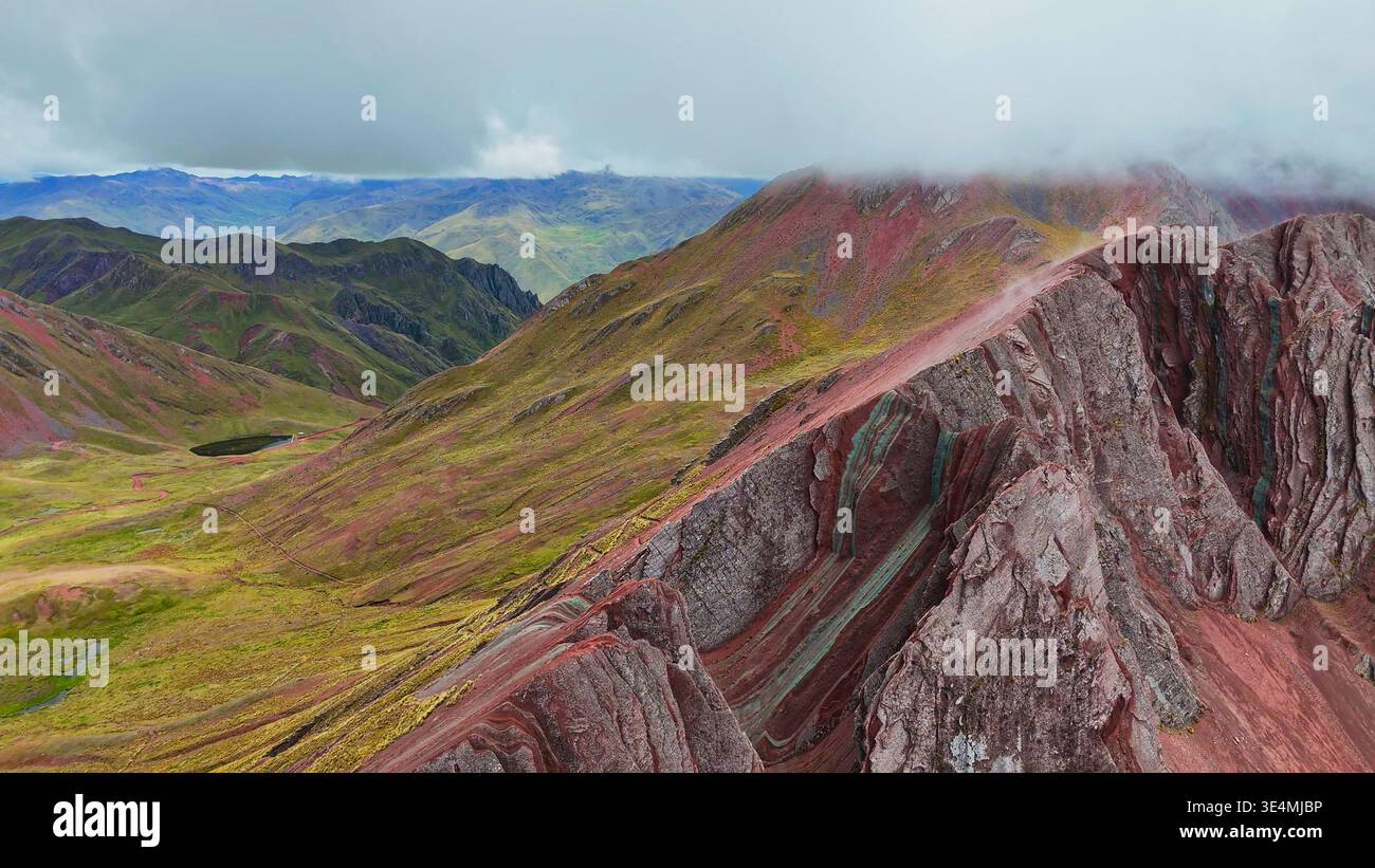 Die anderen Rainbow Mountains in der Nähe von Cusco, Perumysticalcolorfulreduniquewatergebirge rockcuscoperu Stockfoto