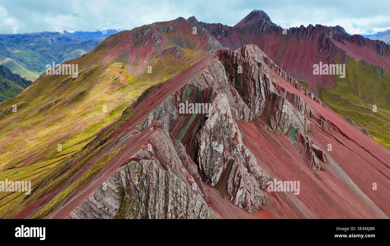 Die anderen Rainbow Mountains in der Nähe von Cusco, Perumysticalcolorfulreduniquewatergebirge rockcuscoperu Stockfoto