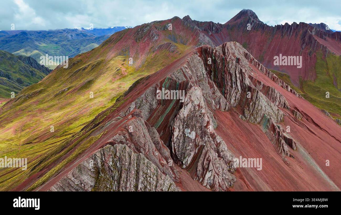 Die anderen Rainbow Mountains in der Nähe von Cusco, Perumysticalcolorfulreduniquewatergebirge rockcuscoperu Stockfoto