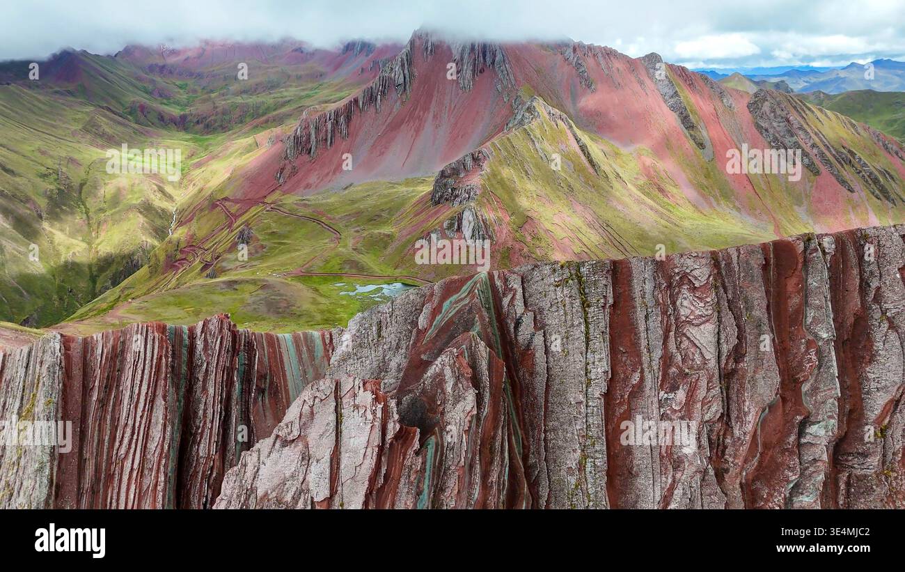 Die anderen Rainbow Mountains in der Nähe von Cusco, Perumysticalcolorfulreduniquewatergebirge rockcuscoperu Stockfoto