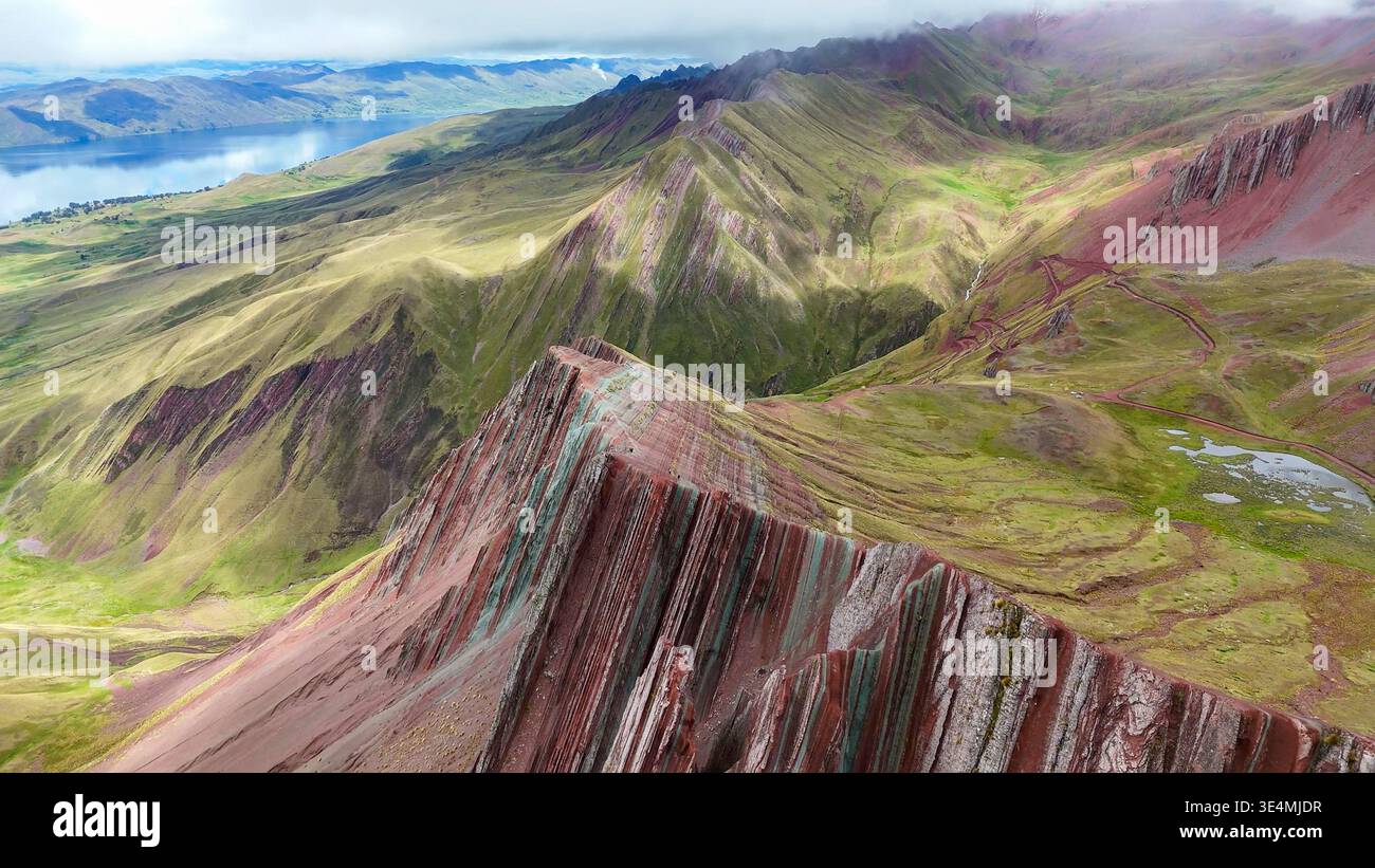 Die anderen Rainbow Mountains in der Nähe von Cusco, Perumysticalcolorfulreduniquewatergebirge rockcuscoperu Stockfoto