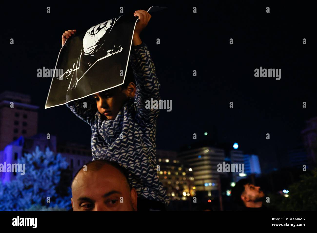 Beirut. März 2026. Ein Kind hält ein Bild, während ein Mann rechts nach oben zum Klang einer brummenden israelischen Drohne fliegt, die während einer Solidaritätsveranstaltung am Martyrs Square begann und am 28. März 2026 im Riad el Solh in Beirut, Libanon endete. Die Journalisten Fatima Ftouni von Al Mayadeen und Ali Shoeib von Al-Manar wurden heute von dem israelischen Militär getötet, das ihr Fahrzeug während der Fahrt auf einer Straße in Jiszine angegriffen hatte. (Kreditbild: © Daniel Carde/ZUMA Press Wire) NUR REDAKTIONELLE VERWENDUNG! Nicht für kommerzielle ZWECKE! Stockfoto