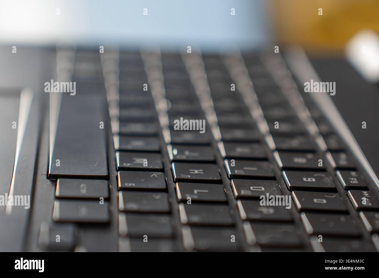 Nahaufnahme einer dunklen Laptop-Tastatur mit weichem Fokus-Hintergrund Stockfoto