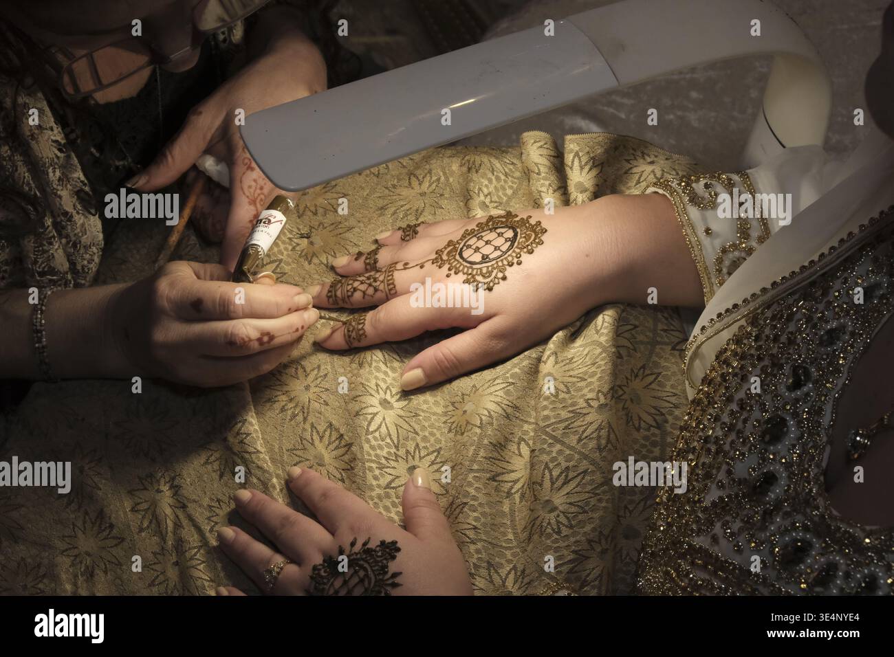 Marokkanisches Henna-Tattoo auf weiblichen Händen während der traditionellen Zeremonie Stockfoto