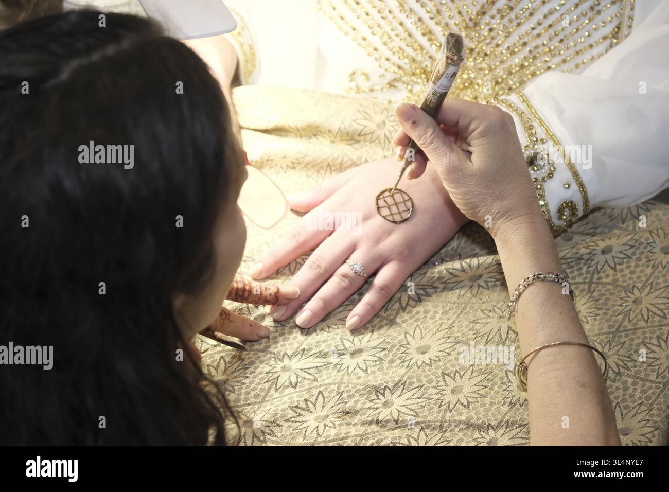 Marokkanisches Henna-Tattoo auf weiblichen Händen während der traditionellen Zeremonie Stockfoto