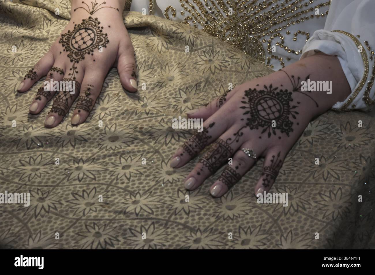 Marokkanisches Henna-Tattoo auf weiblichen Händen während der traditionellen Zeremonie Stockfoto