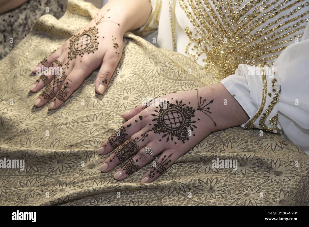 Marokkanisches Henna-Tattoo auf weiblichen Händen während der traditionellen Zeremonie Stockfoto