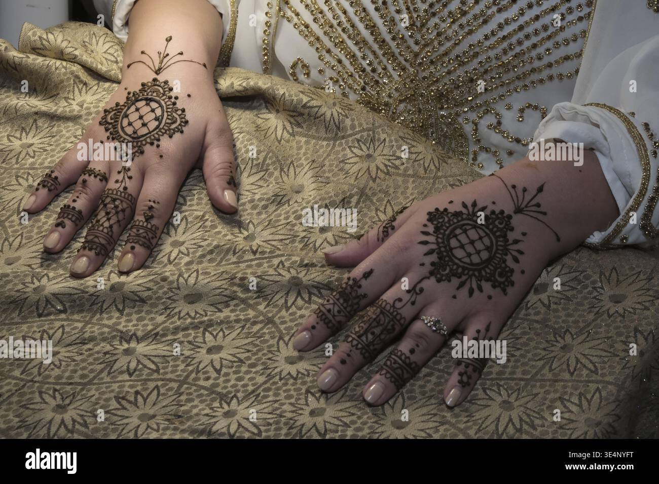 Marokkanisches Henna-Tattoo auf weiblichen Händen während der traditionellen Zeremonie Stockfoto