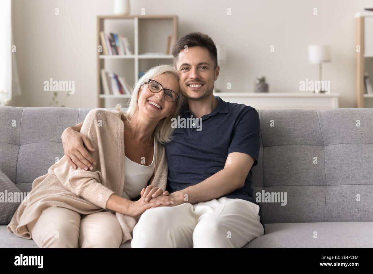 Glückliche Frau genieße die Zeit mit einem jungen erwachsenen Sohn Stockfoto